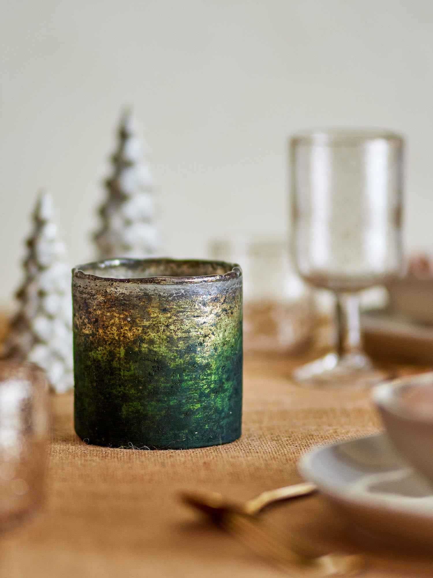 Eleganter Janessa Teelichthalter aus grünem, recyceltem Glas von Bloomingville – stilvoll und nachhaltig für Ihr Zuhause.