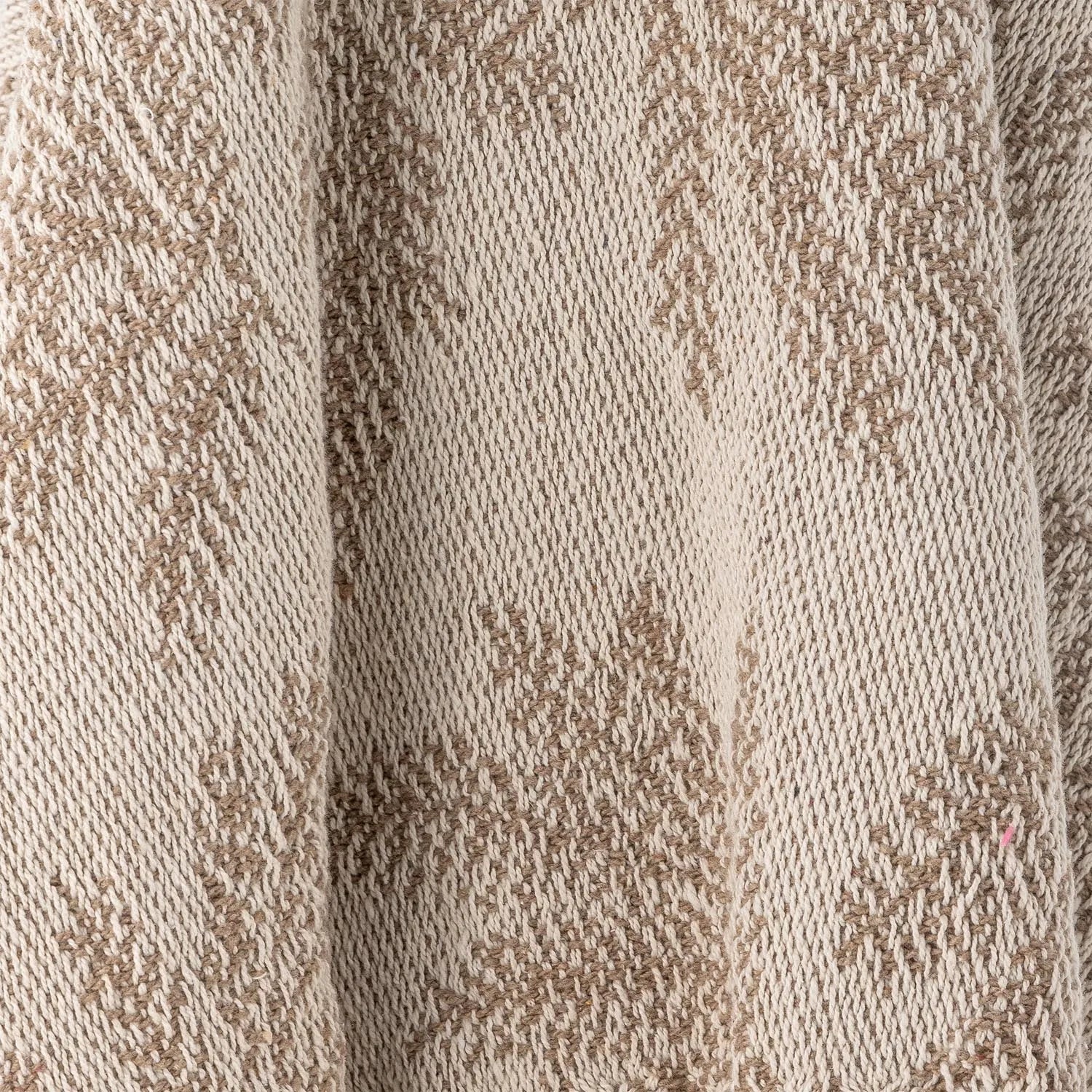 Die Gabriela Decke von Bloomingville, braun, aus recycelter Baumwolle, vereint Nachhaltigkeit mit modernem Stil und Gemütlichkeit.