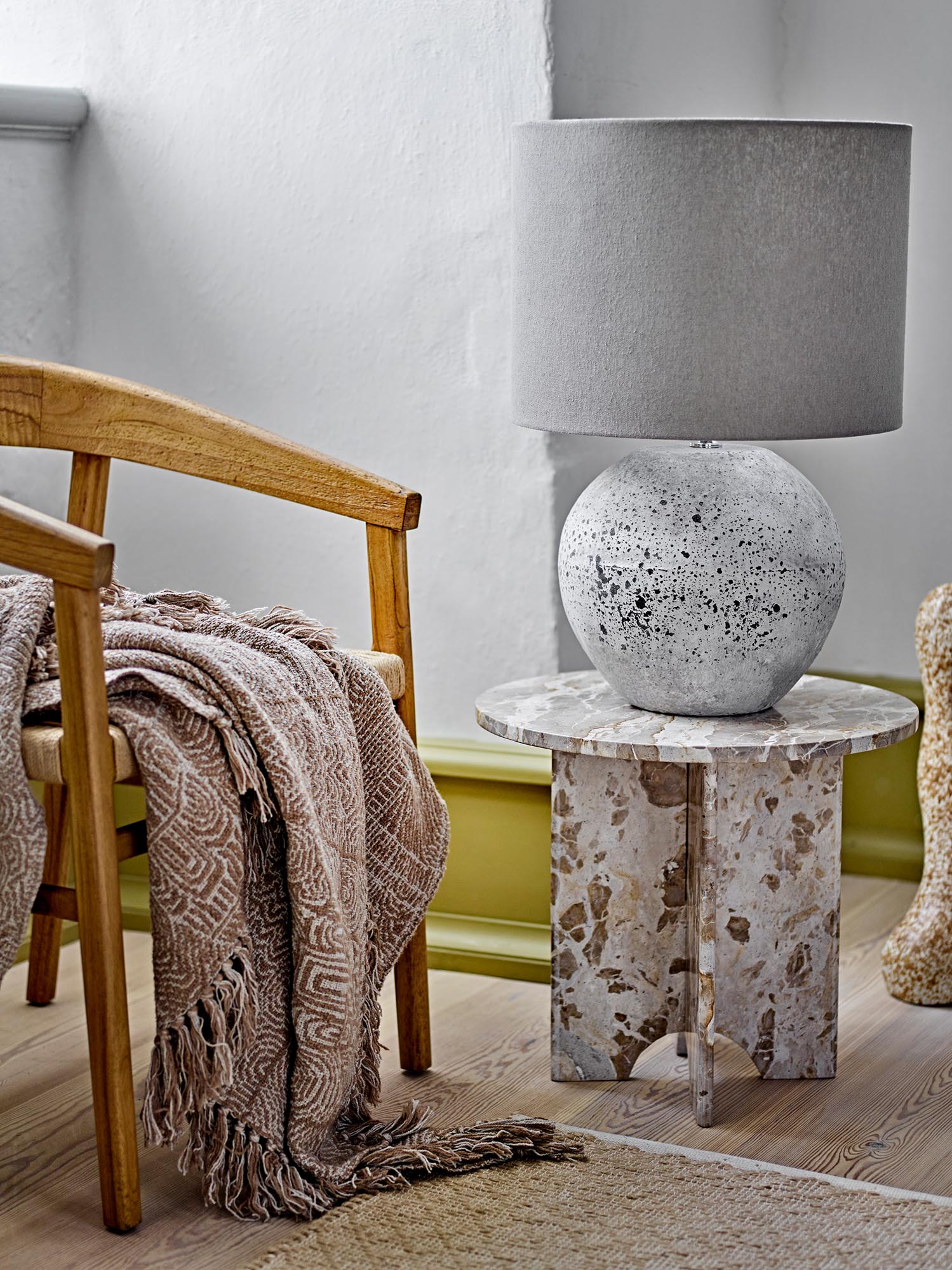 Die Bresso Decke in Braun von Bloomingville besteht aus recycelter Baumwolle und bietet nachhaltigen Komfort und stilvolles Design.