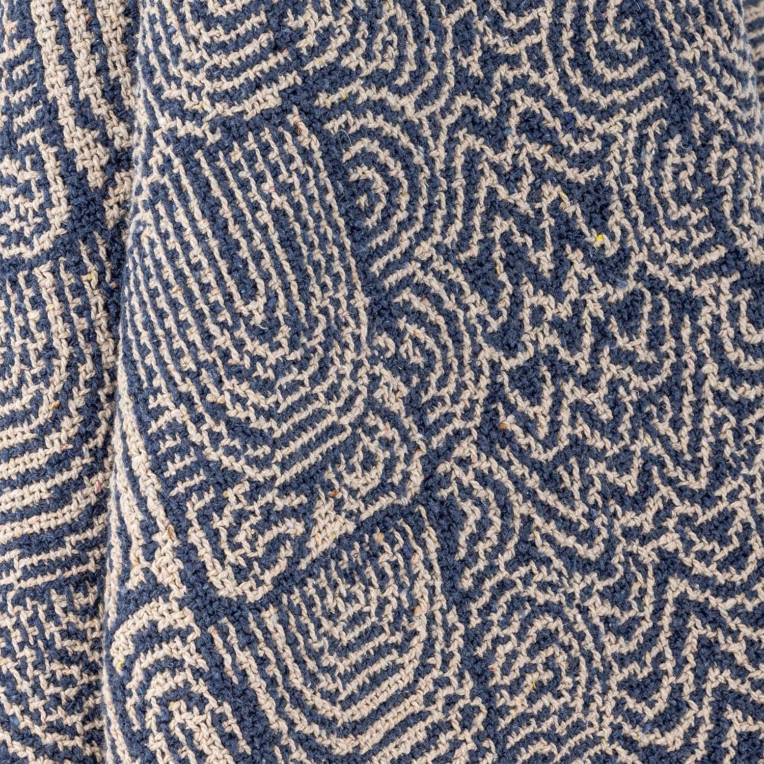 Die Bresso Decke von Bloomingville, blau, aus recycelter Baumwolle, kombiniert Nachhaltigkeit mit stilvollem Komfort.