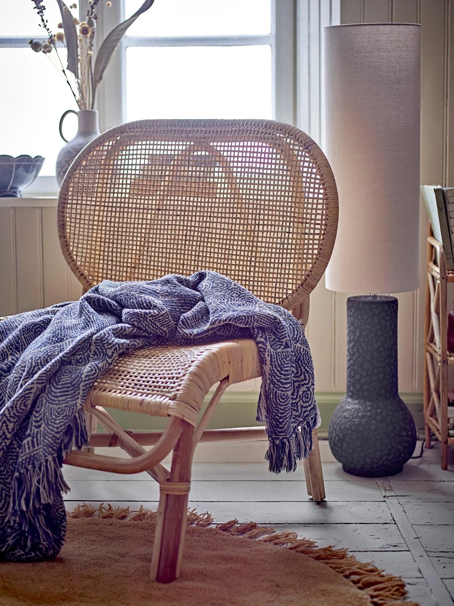 Die Bresso Decke in Blau von Bloomingville vereint recycelte Baumwolle mit stilvollem Design für nachhaltigen Komfort.