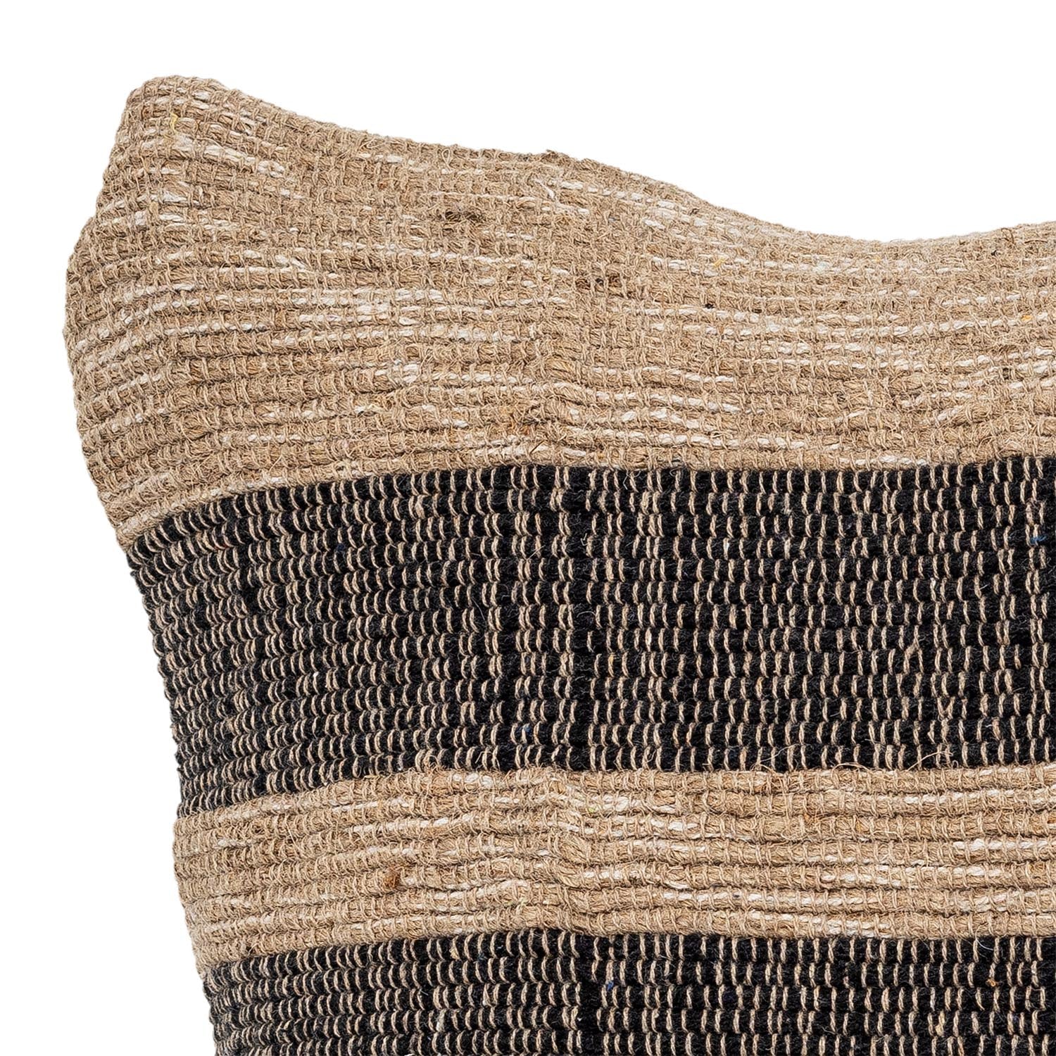 Das schwarze Temi Kissen von Bloomingville aus recycelter Baumwolle kombiniert Nachhaltigkeit mit modernem Design für Ihr Zuhause.