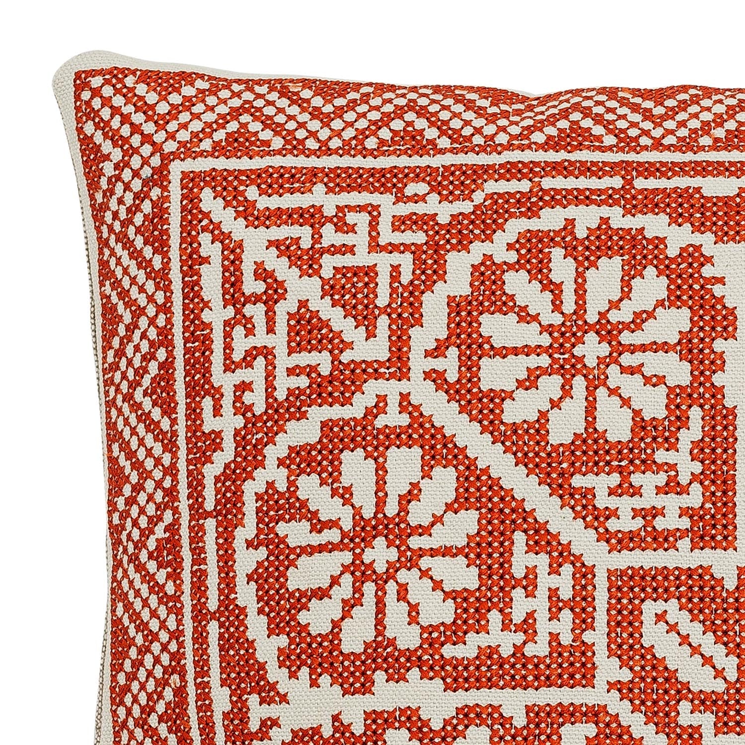 Das Madita Kissen in Rot von Bloomingville aus Baumwolle bringt Stil und Komfort in moderne und gemütliche Wohnräume.