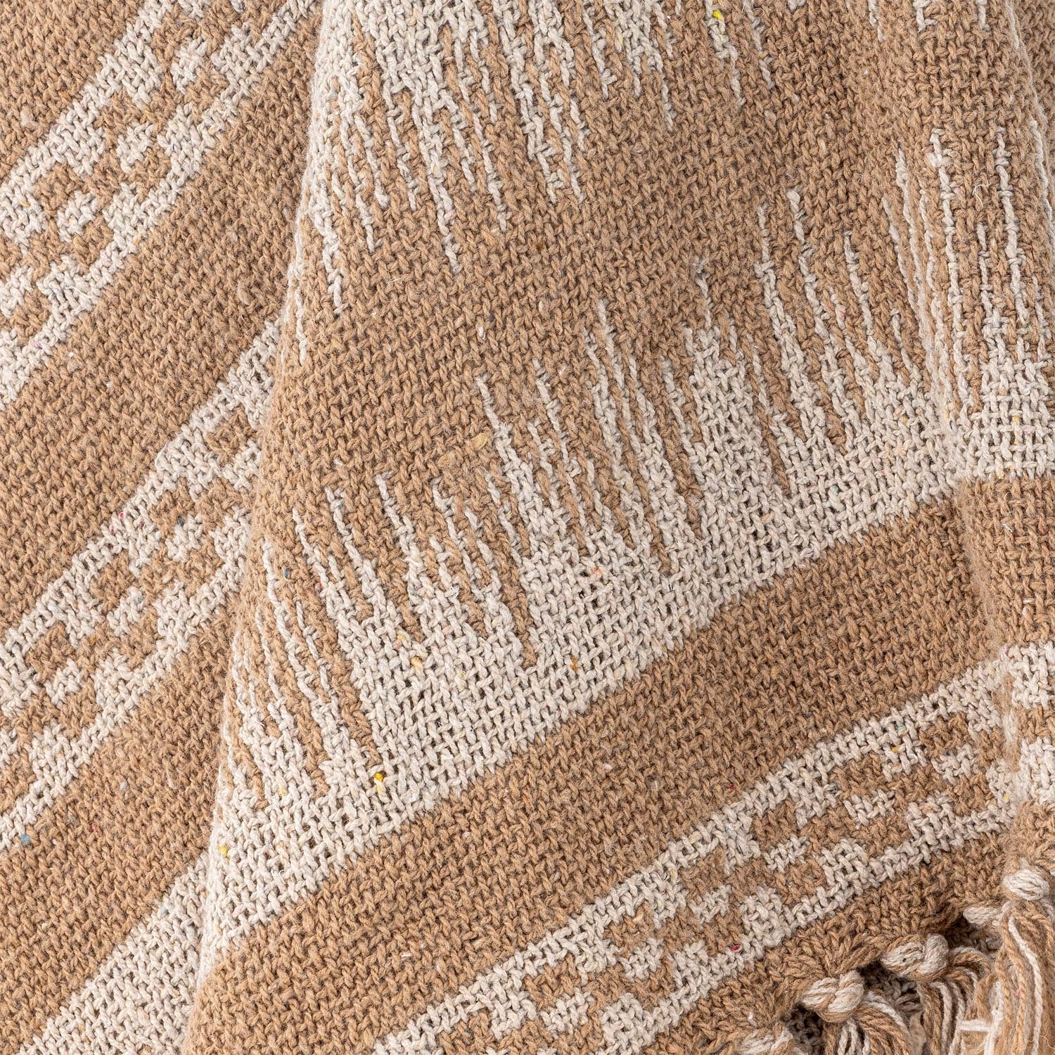 Die Marmi Decke in Braun von Bloomingville besteht aus recycelter Baumwolle und bietet nachhaltigen Komfort mit modernem Design.