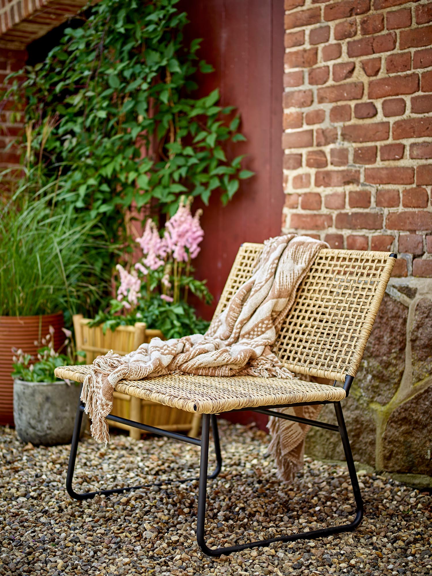 Die braune Marmi Decke von Bloomingville aus recycelter Baumwolle vereint umweltfreundliche Materialien mit modernem Stil.