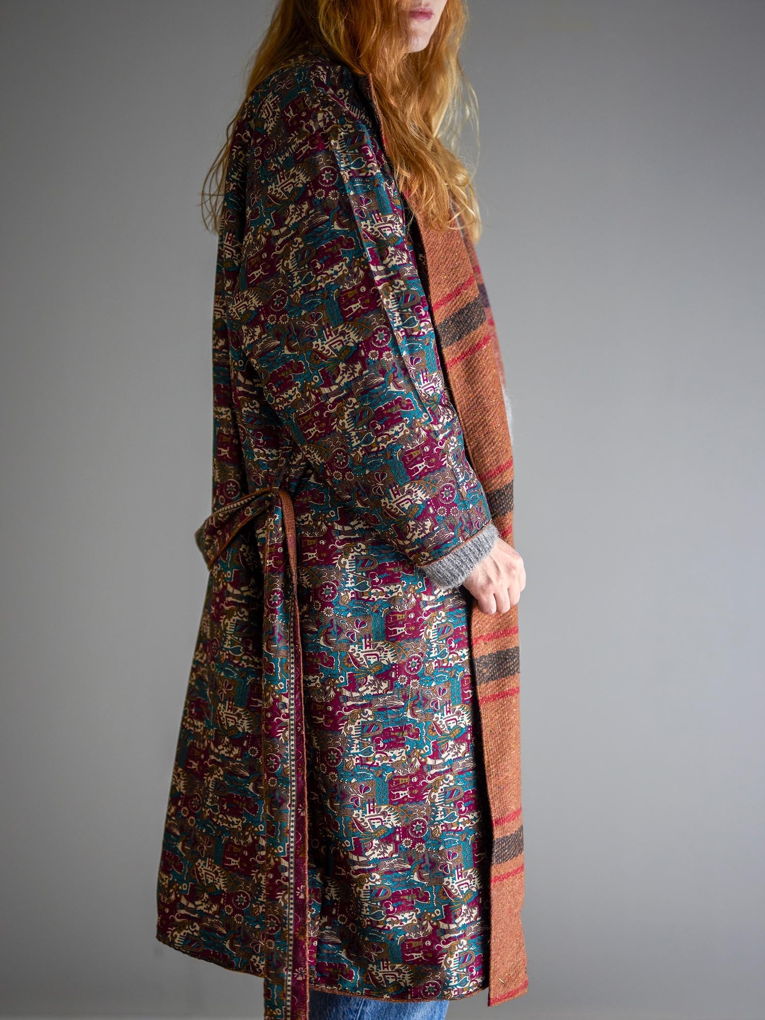 Eleganter Rieti Kimono in Braun, aus upcycelten Materialien von Creative Collection, stilvoll und nachhaltig.