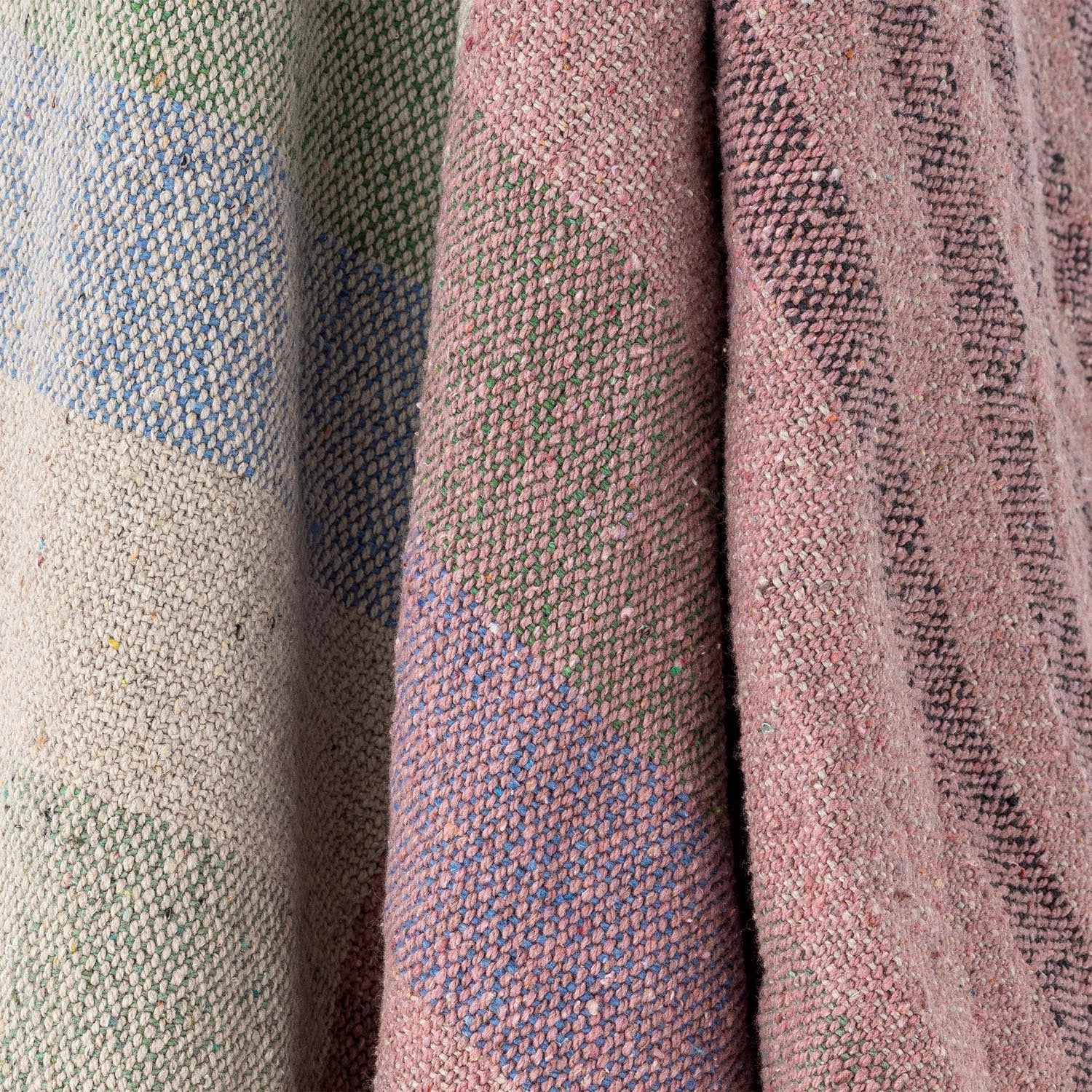 Die Desire Decke in Rose von Creative Collection besteht aus recycelter Baumwolle und bietet stilvolle Gemütlichkeit.