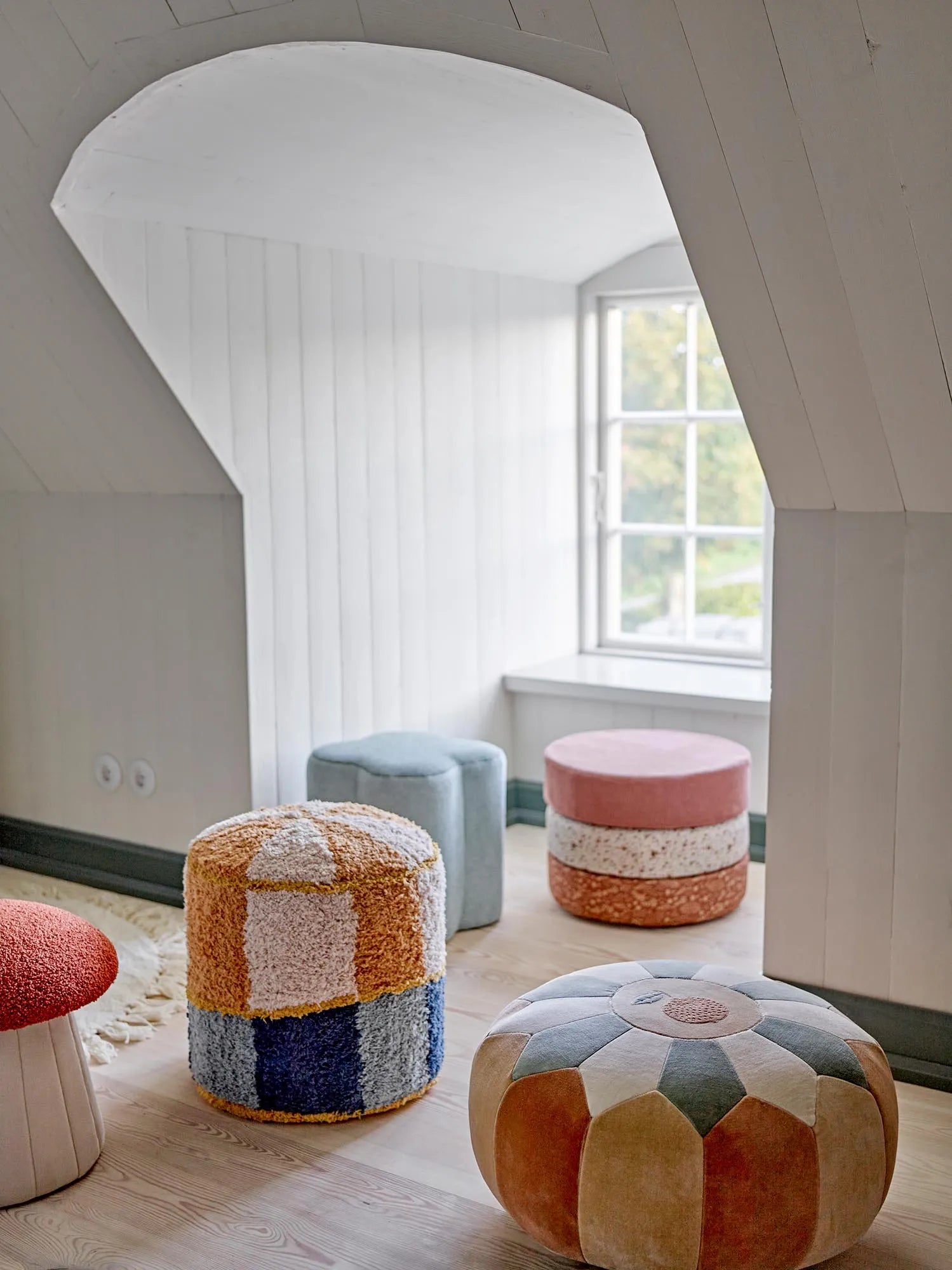 Der Agnes Pouf in warmen Brauntönen mit Orangenmotiv ist ein weicher, stilvoller Sitz für Kinderzimmer.