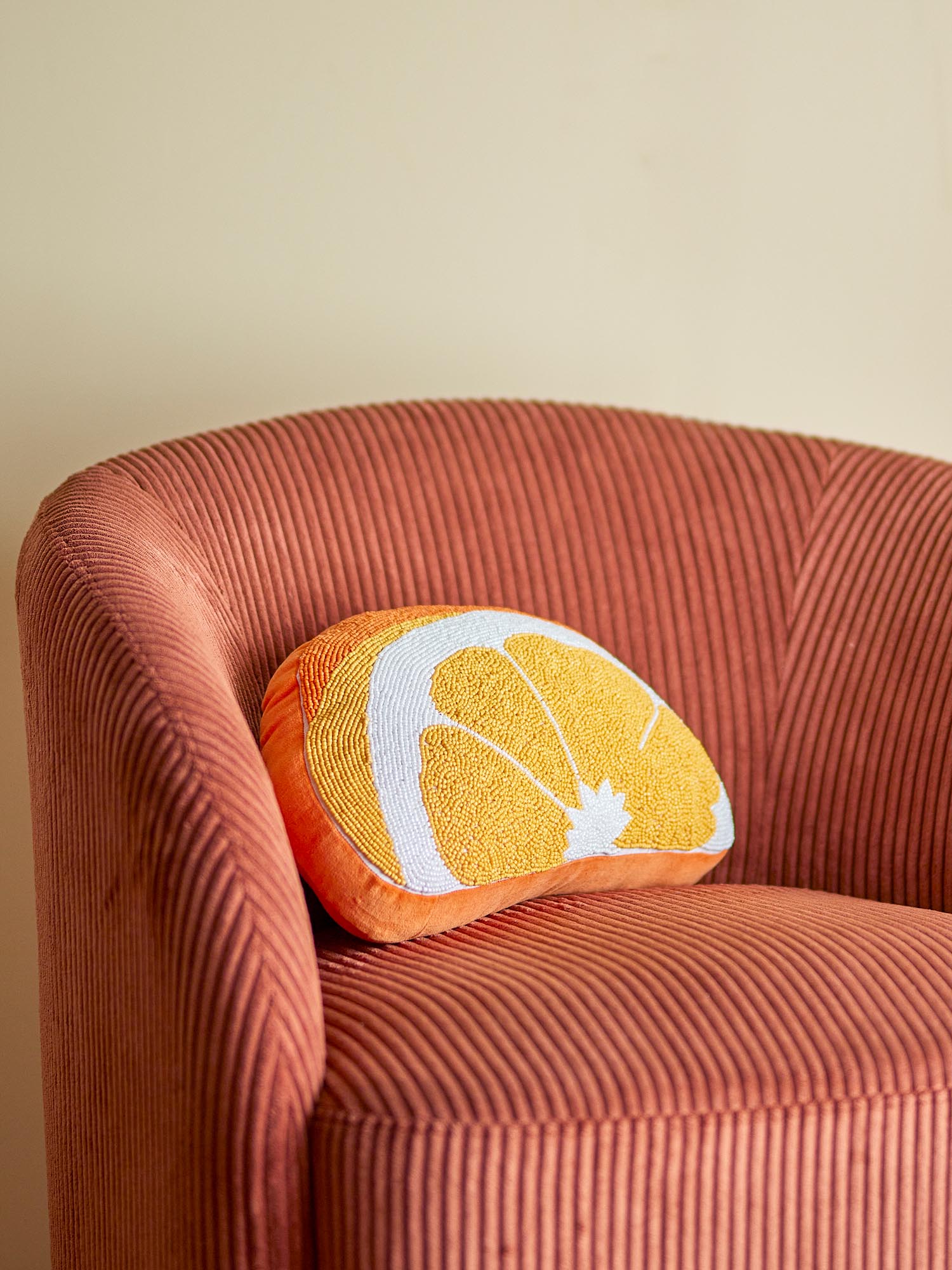 Das Navelina Kissen von Bloomingville in Gelb aus Baumwolle bringt Stil und Komfort in Ihr Zuhause. Perfekt für jedes Interieur.