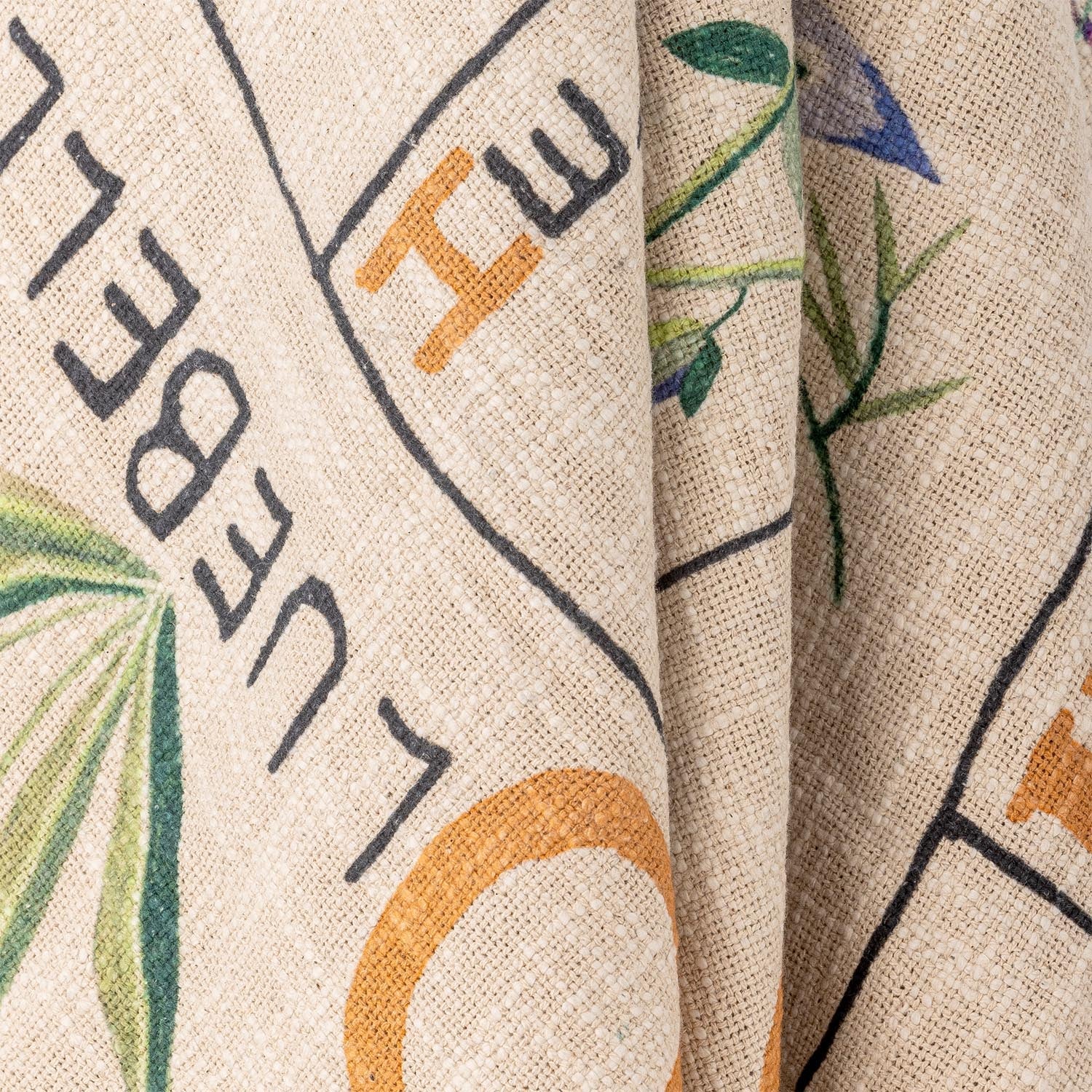 Die Ghigo Decke in Grün von Creative Collection aus Baumwolle bietet stilvolle Gemütlichkeit und ist ideal für jedes Zuhause.