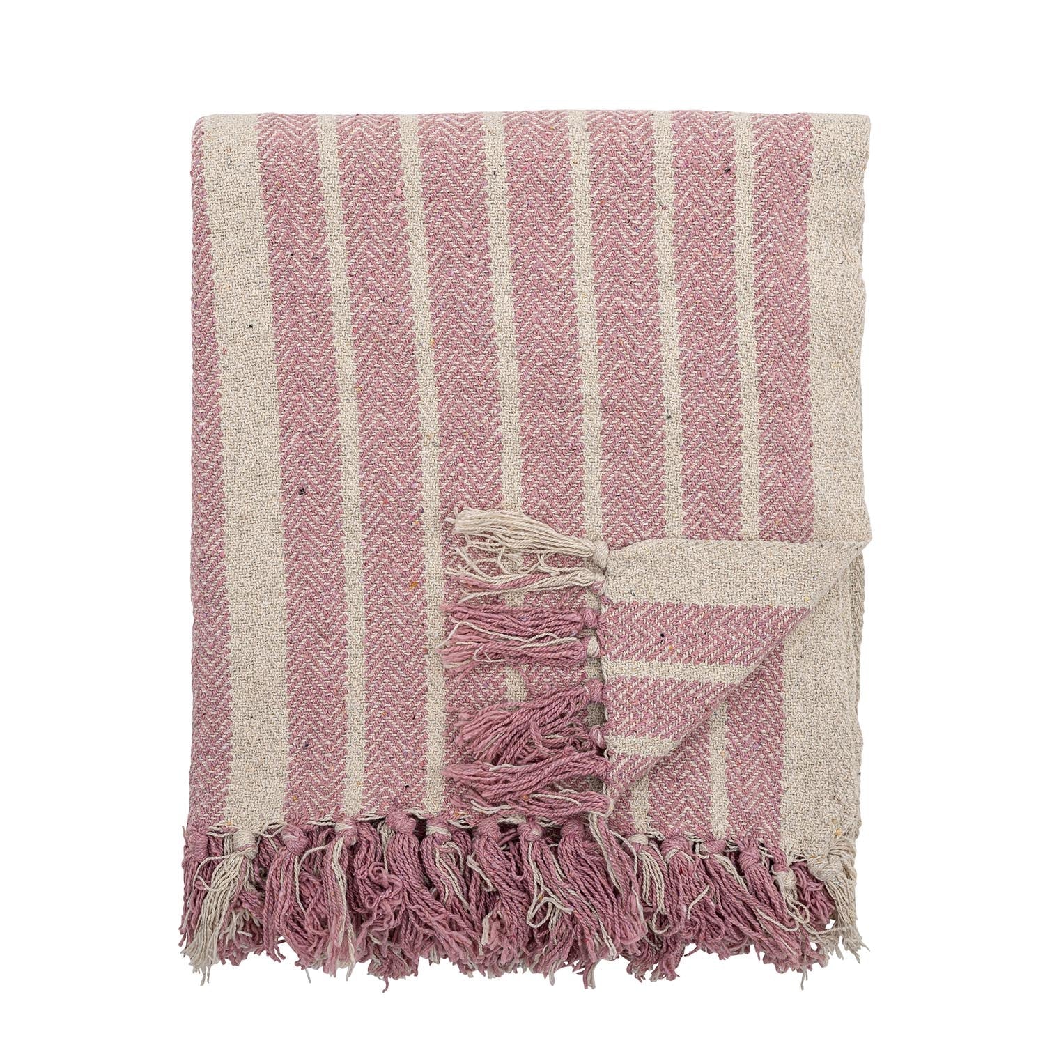 Die Monta Decke in Rose von Bloomingville: Eleganz aus recycelter Baumwolle, zeitloses Design, weiche Textur, vielseitig einsetzbar.