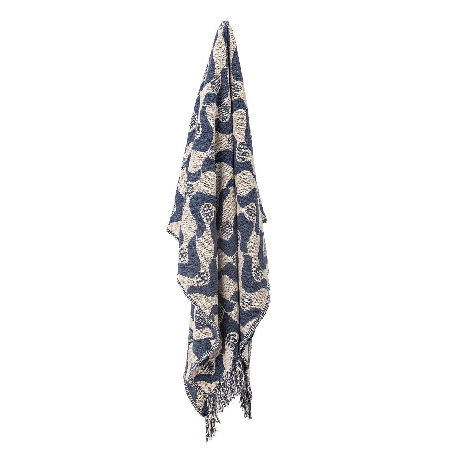 Die Santena Decke in Blau aus recycelter Baumwolle von Creative Collection bietet nachhaltigen Komfort und stilvolles Design.