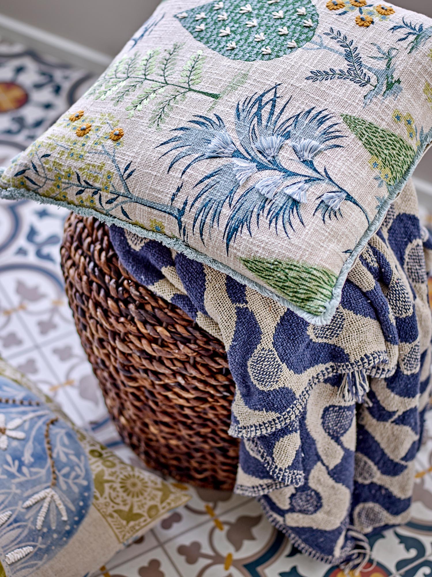 Die Santena Decke in Blau aus recycelter Baumwolle von Creative Collection ist stilvoll, nachhaltig und gemütlich.