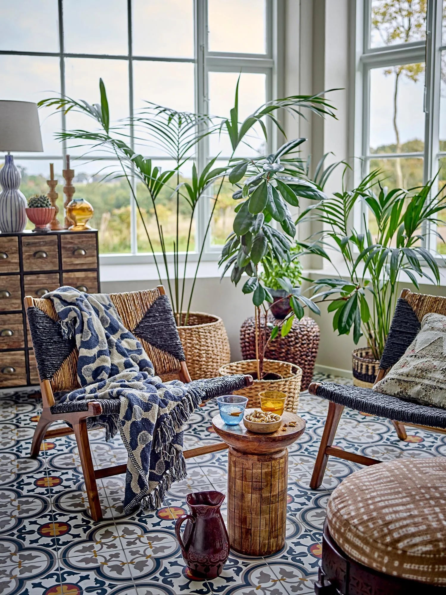 Elegante, blaue Decke aus recycelter Baumwolle, die Komfort und Stil in Ihr Zuhause bringt.