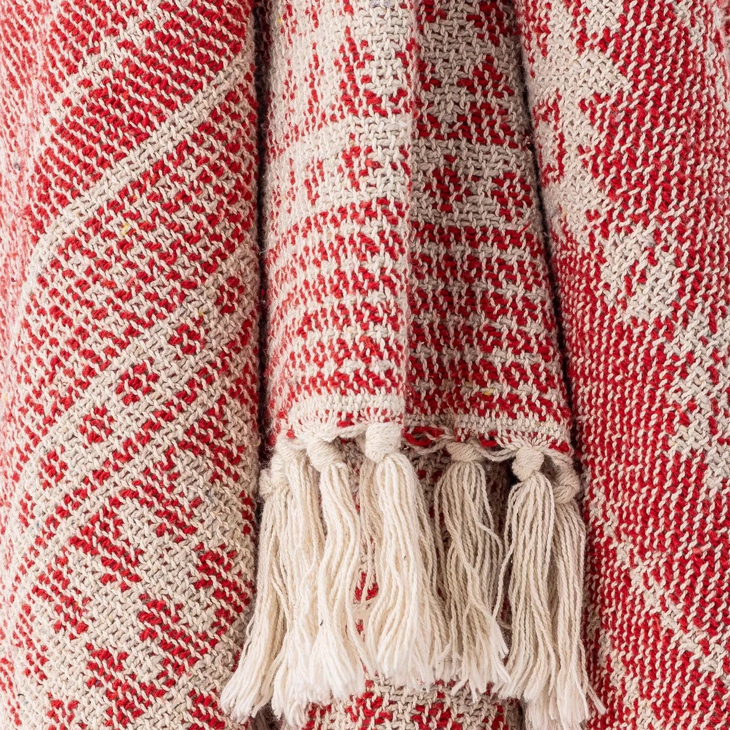 Die Oia Decke in Rot von Bloomingville aus recycelter Baumwolle vereint umweltfreundliche Materialien mit modernem Stil.