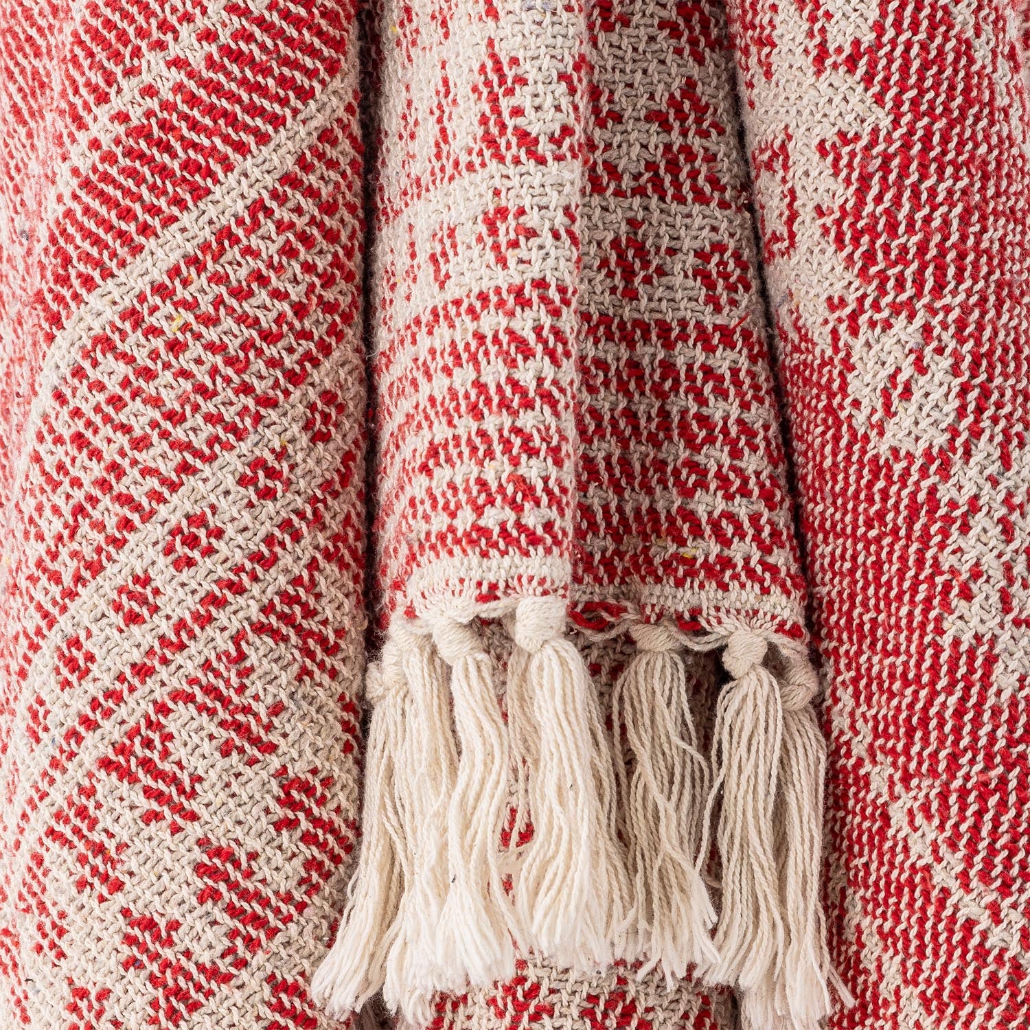 Die Oia Decke in Rot von Bloomingville aus recycelter Baumwolle vereint umweltfreundliche Materialien mit modernem Stil.