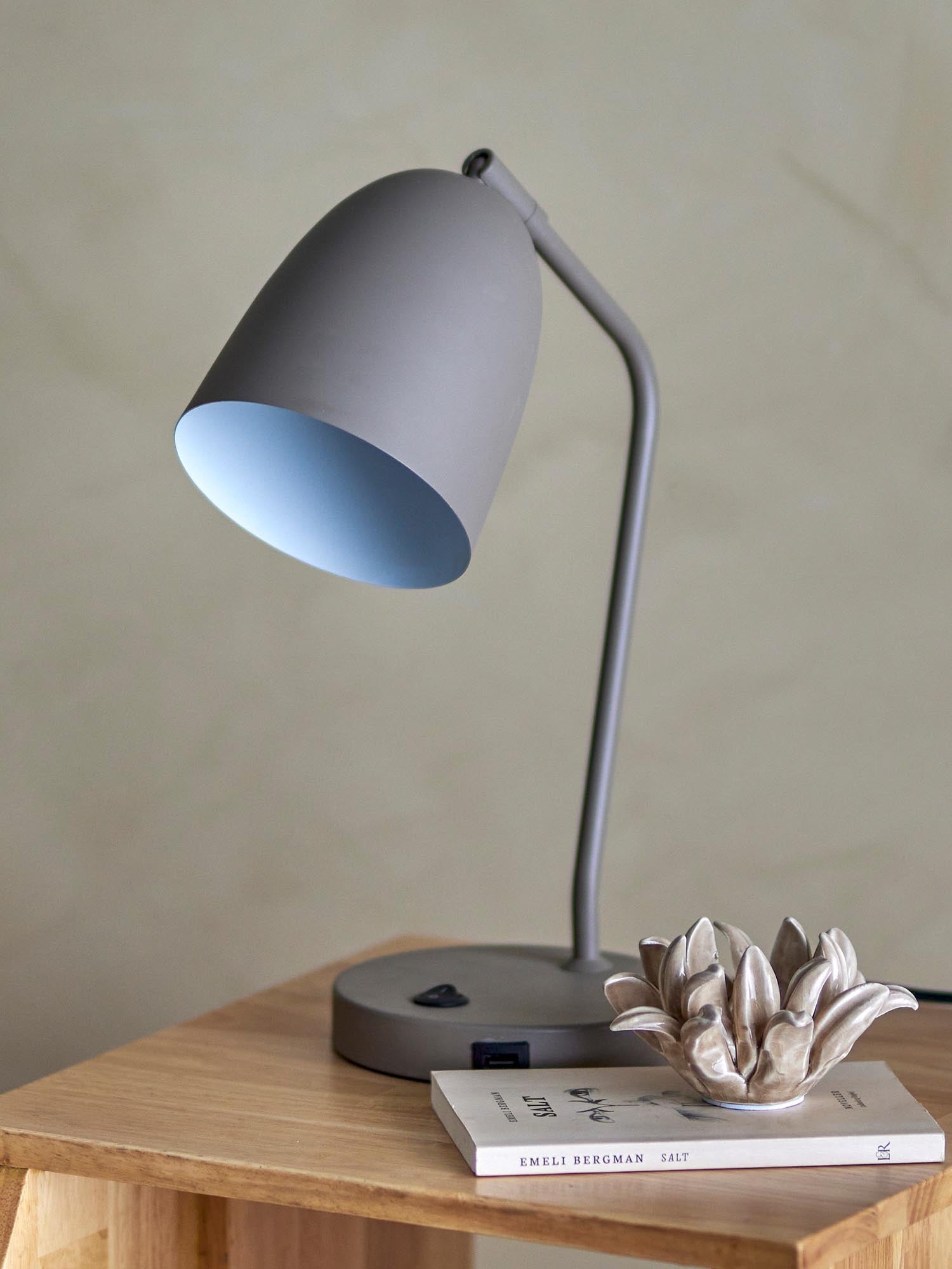Die Lemar Tischlampe von Bloomingville aus grauem Metall besticht durch ihr modernes Design und ist ideal für stilvolle Beleuchtung.