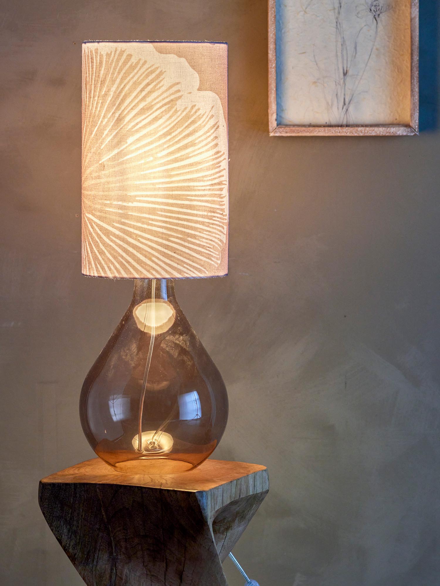 Die Leni Tischlampe aus braunem Glas von Creative Collection vereint stilvolles Design mit warmem Licht für eine gemütliche Atmosphäre.