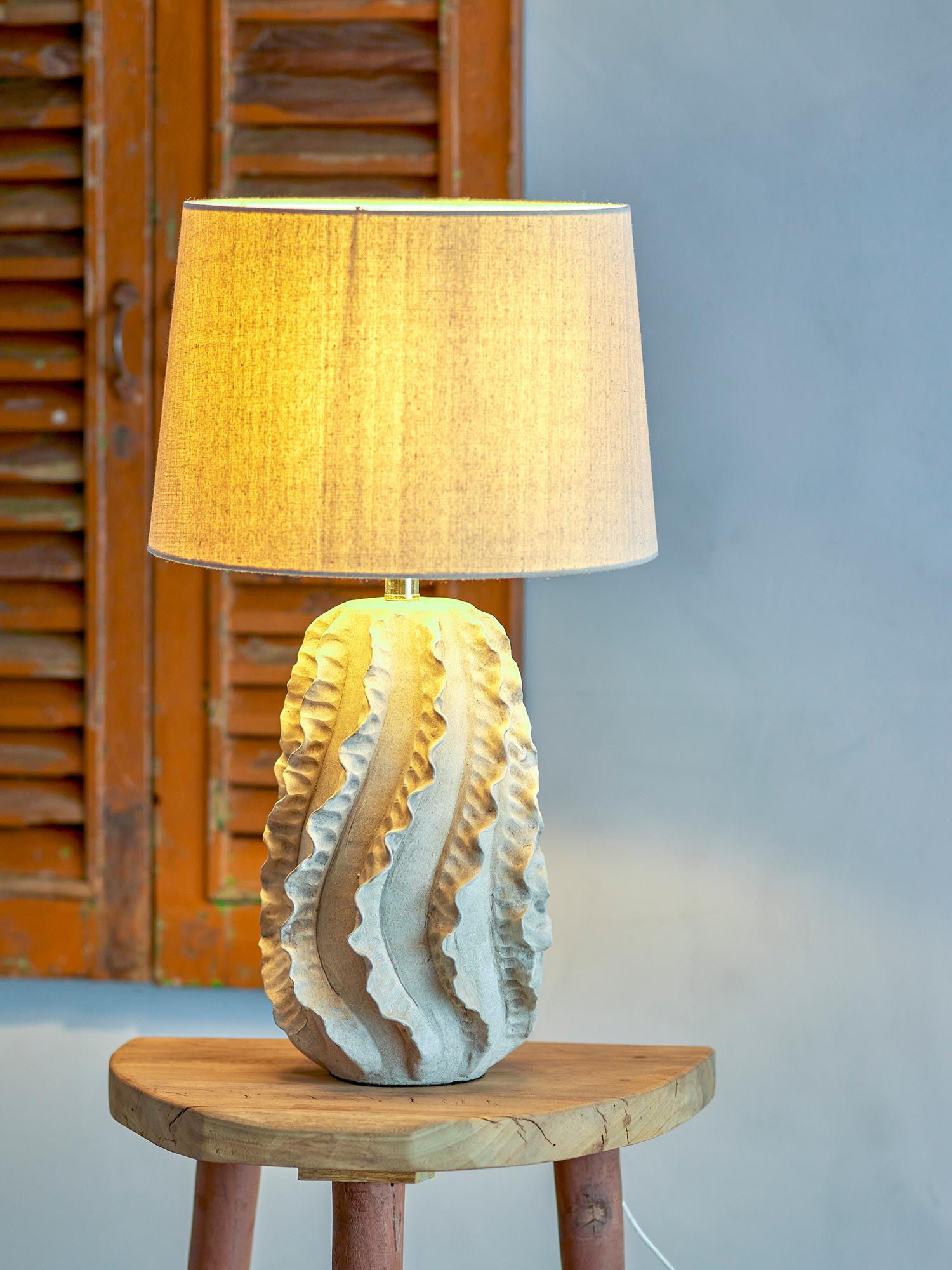 Die Natika Tischlampe aus Steingut in natürlichem Design von Creative Collection bringt stilvolle Eleganz in jeden Raum.