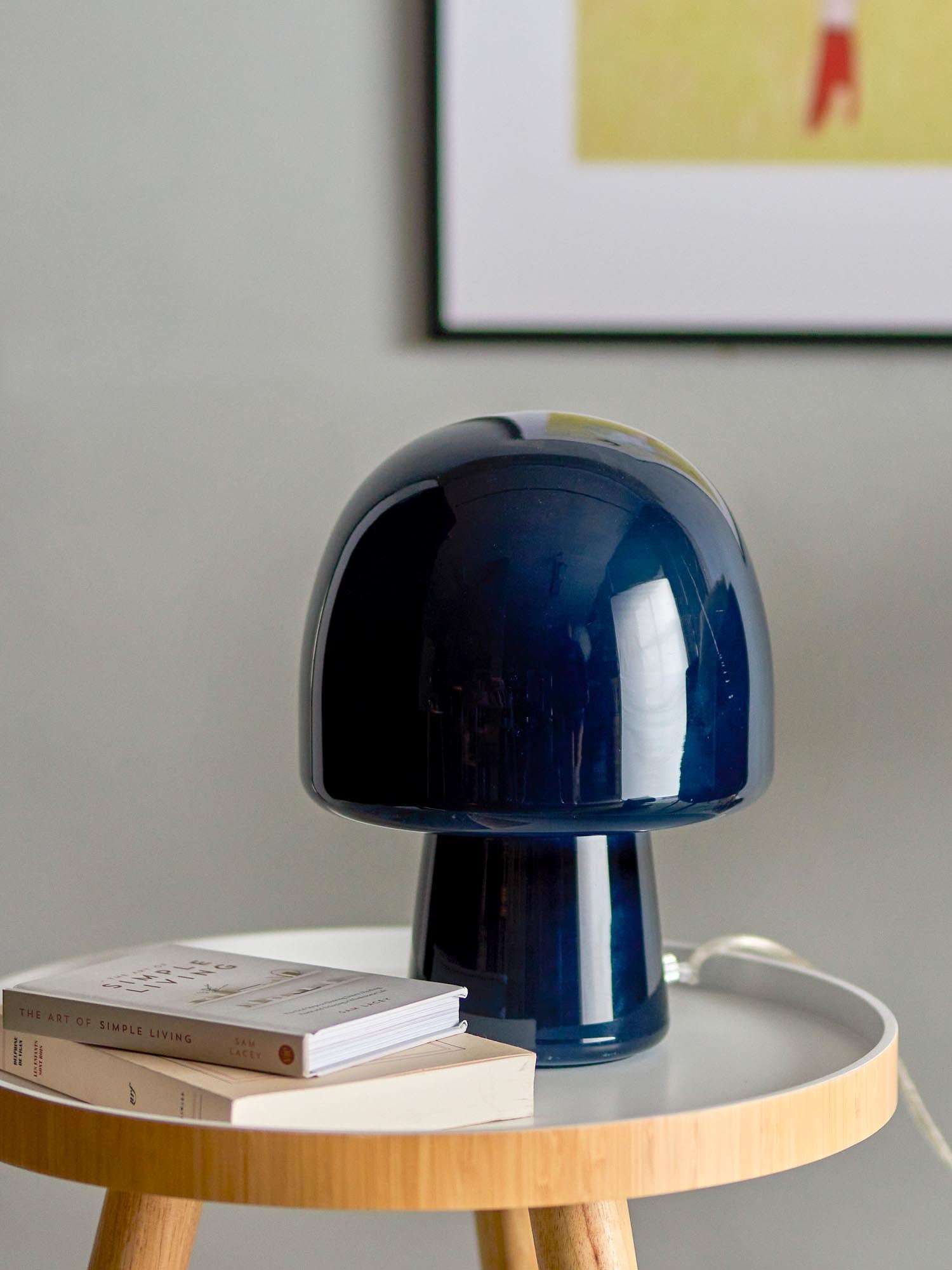 Die Paddy Tischlampe von Bloomingville aus blauem Glas kombiniert modernes Design mit stilvoller Eleganz für Ihr Zuhause.