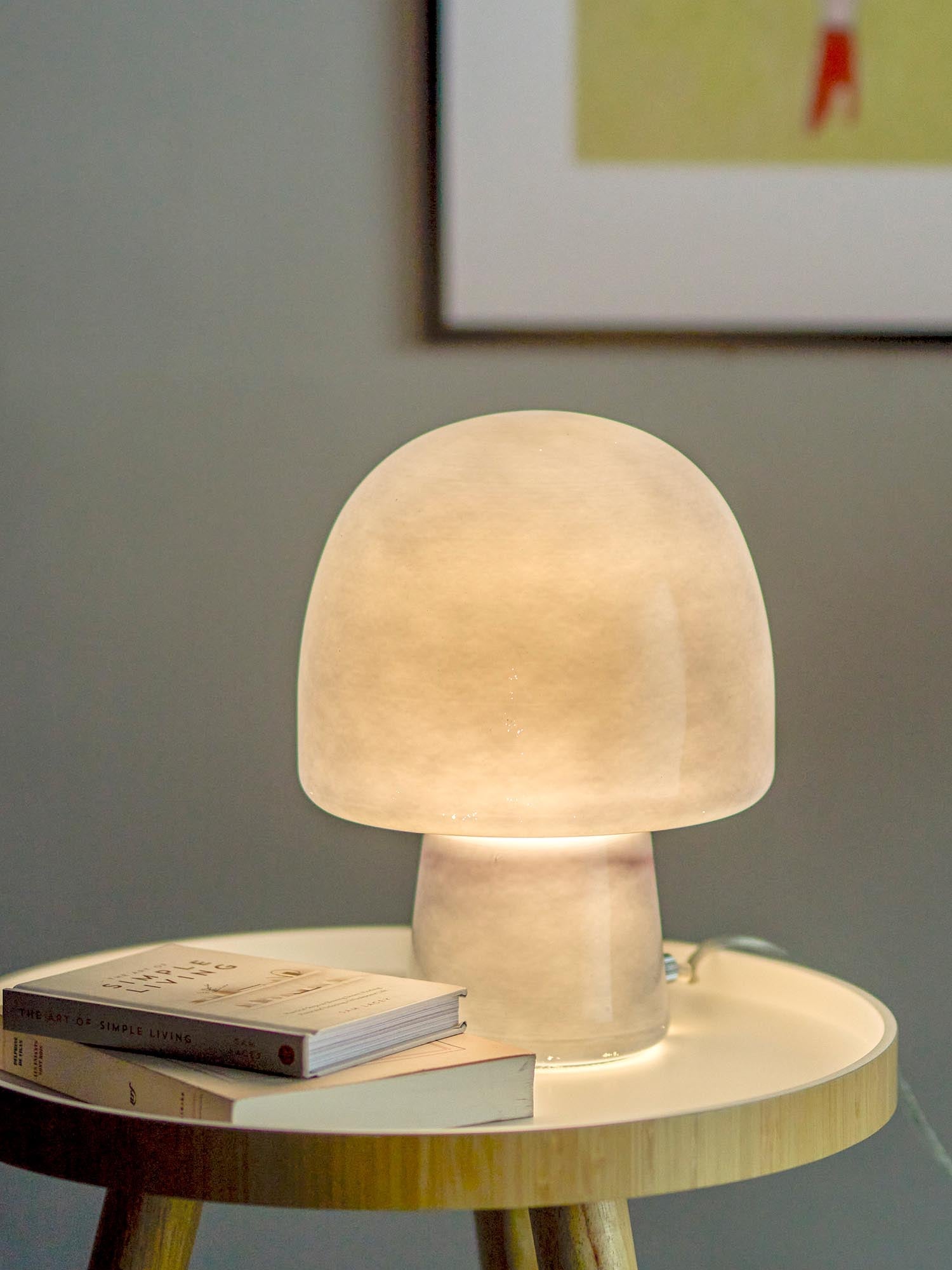 Die Paddy Tischlampe von Bloomingville aus blauem Glas vereint zeitgemäße Ästhetik mit schlichter Eleganz für jeden Wohnraum.