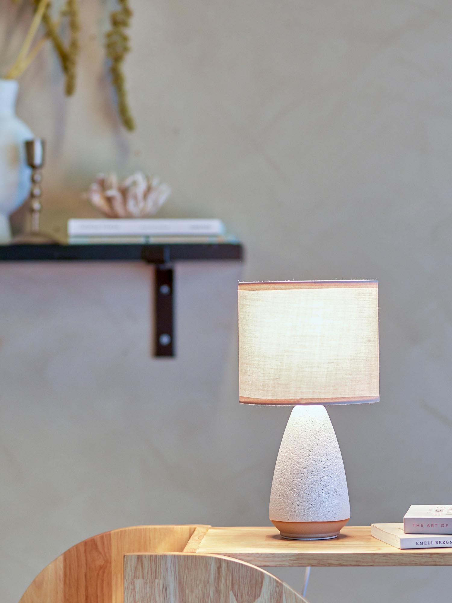 Die Paprica Tischlampe von Bloomingville aus weißem Steingut kombiniert modernes Design mit natürlicher Eleganz.