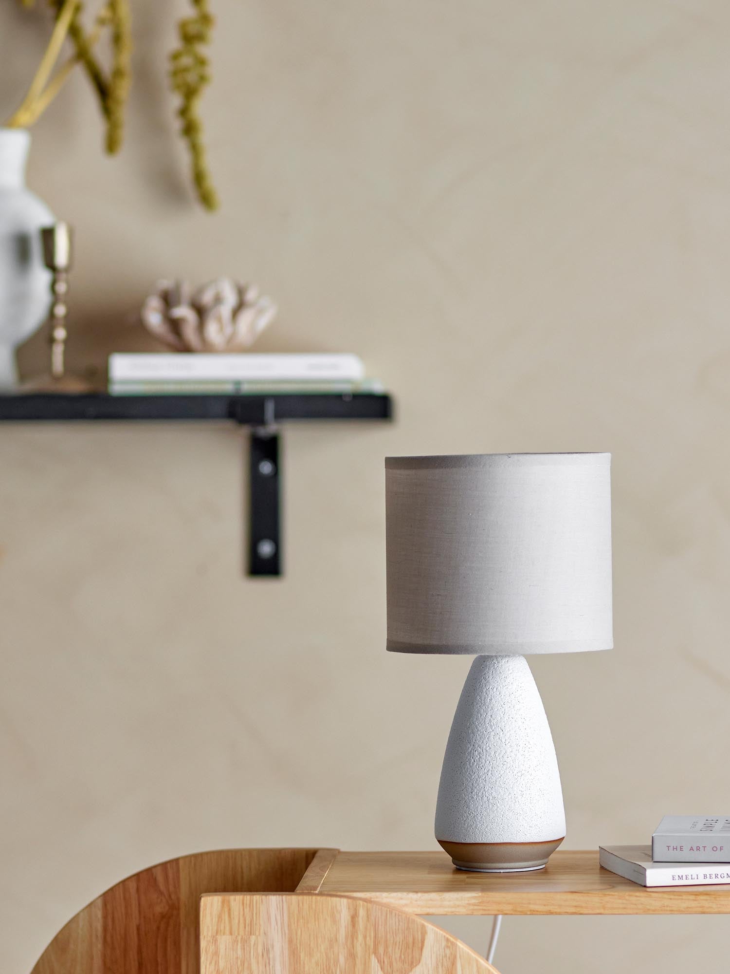 Die Paprica Tischlampe von Bloomingville aus weißem Steingut vereint stilvolle Schlichtheit mit zeitgemäßer Ästhetik.