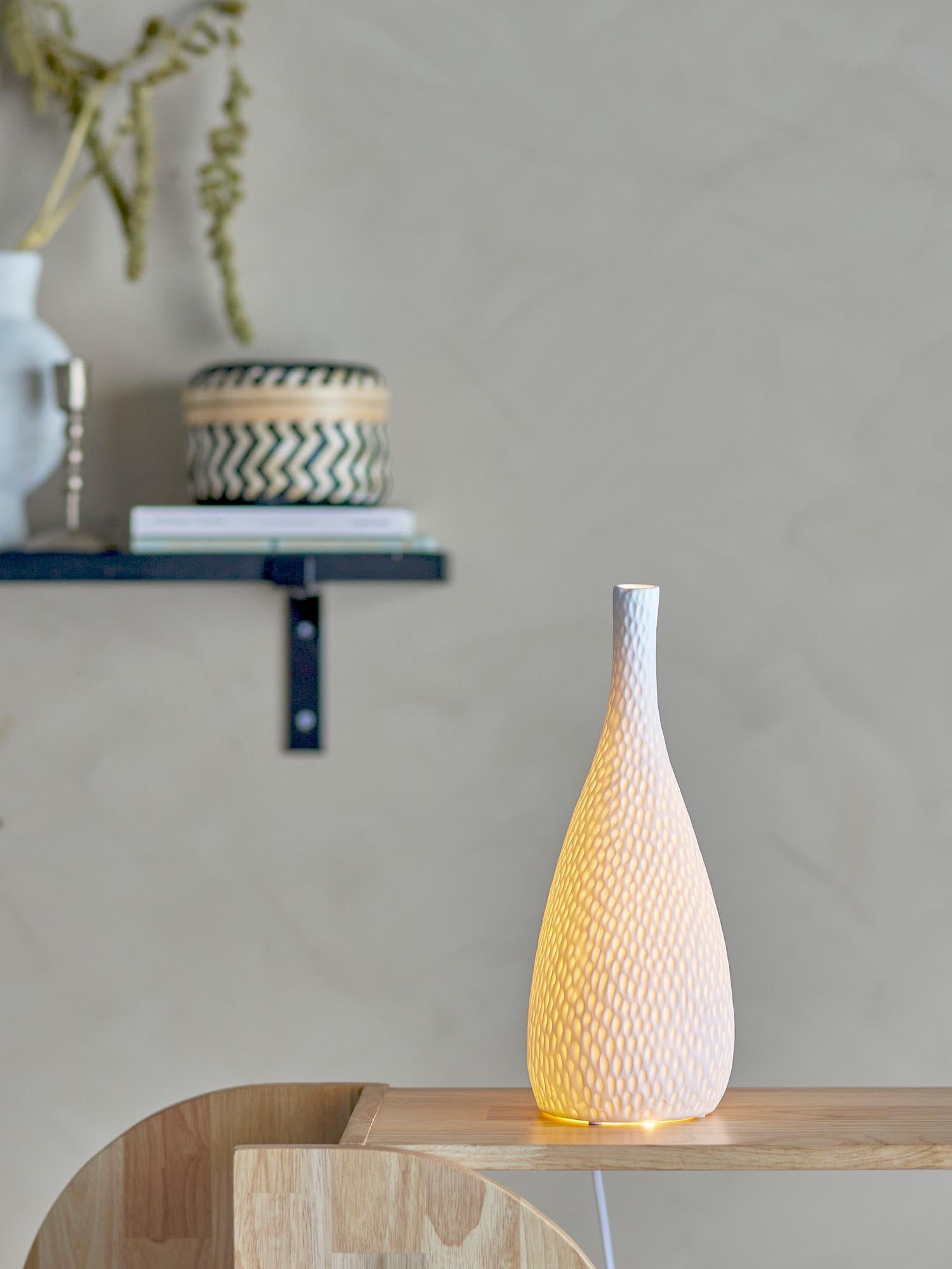 Die Pela Tischlampe aus weißem Steingut von Bloomingville besticht durch ihr minimalistisches Design und ihre natürliche Eleganz.