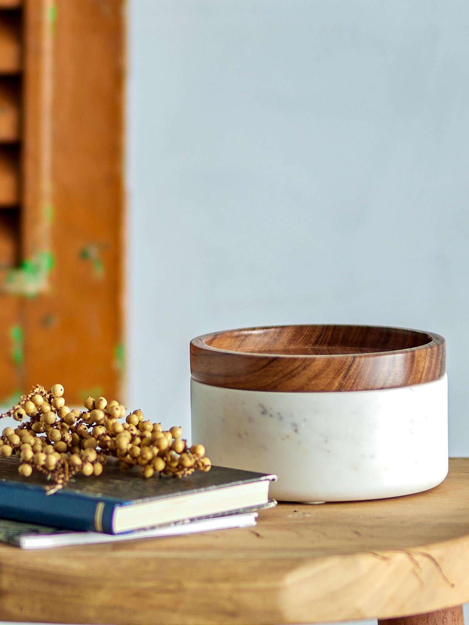 Elegantes Marmor-Gefäss mit Holzdeckel, ideal für stilvolle Aufbewahrung und Dekoration in jedem Raum.