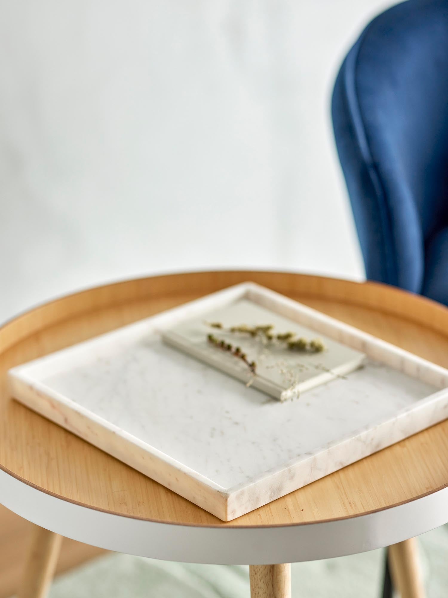 Weisses Marmor-Tablett von Bloomingville, perfekt für elegante Dekorationen und stilvolle Präsentationen in Ihrem Zuhause.