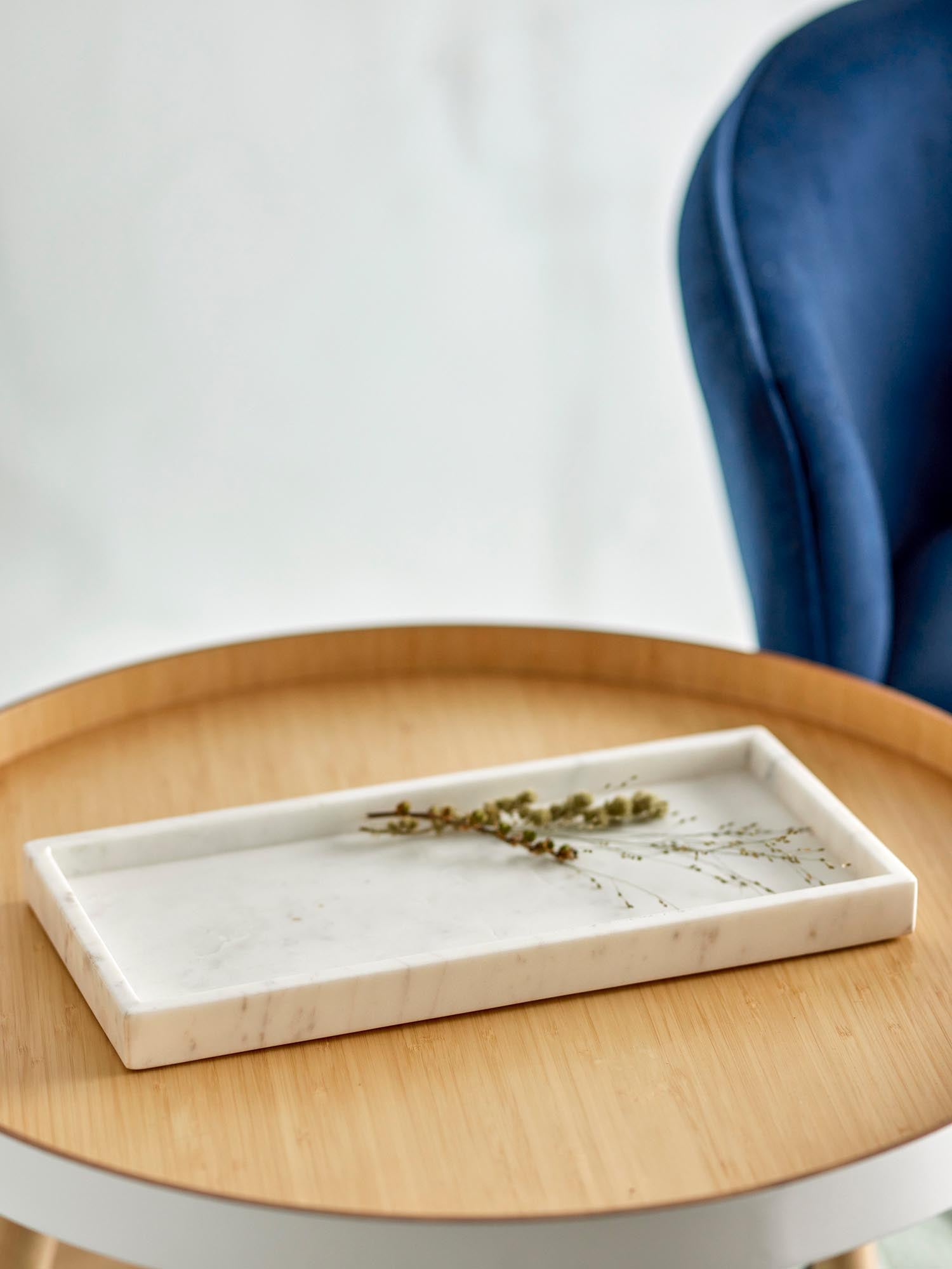 Weisses Marmor-Tablett von Bloomingville, perfekt für elegante Dekorationen und stilvolle Präsentationen in Ihrem Zuhause.