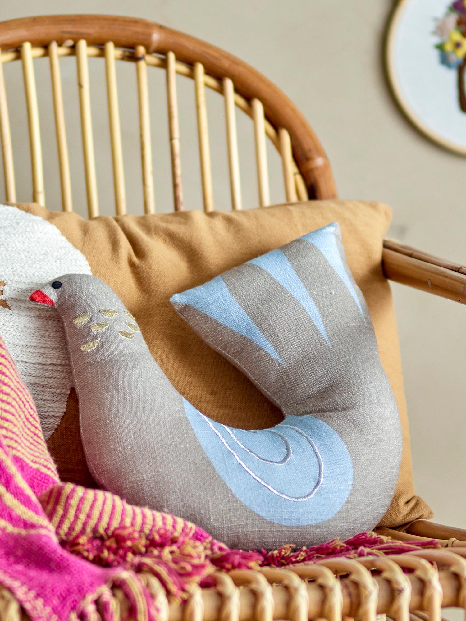 Das Trudy Kissen in Braun von Bloomingville aus OEKO-TEX® Baumwolle bietet stilvollen Komfort und nachhaltige Qualität.