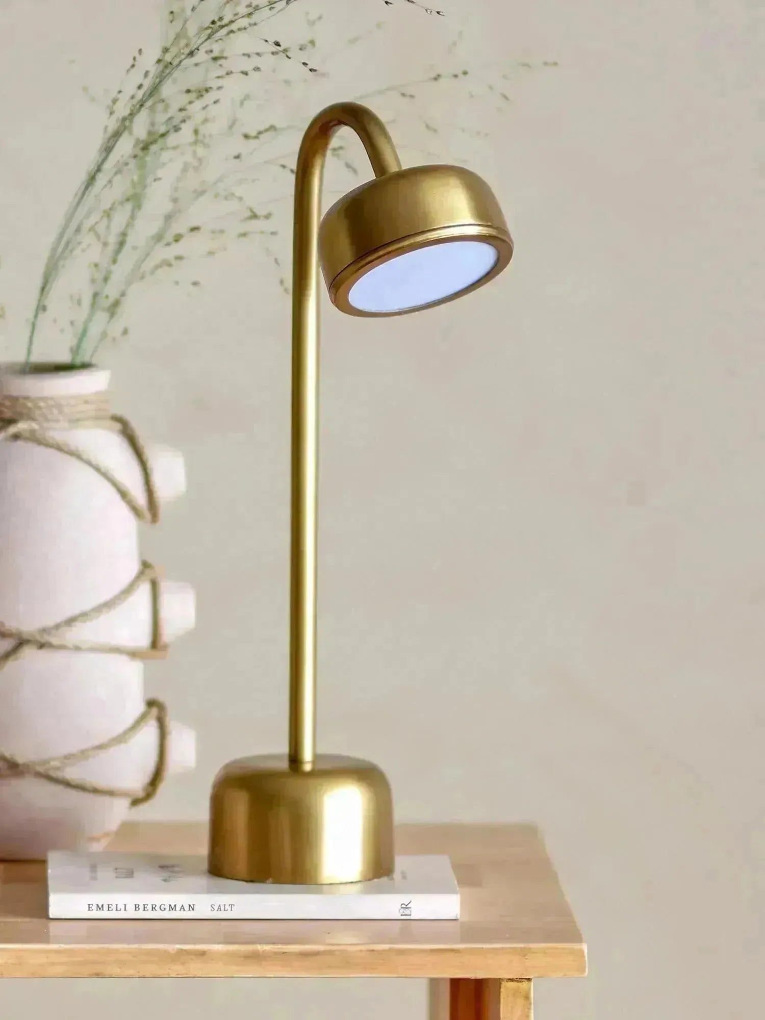 Die Nico tragbare Lampe von Bloomingville aus Messing ist wiederaufladbar, stilvoll und aus hochwertigem Metall gefertigt.