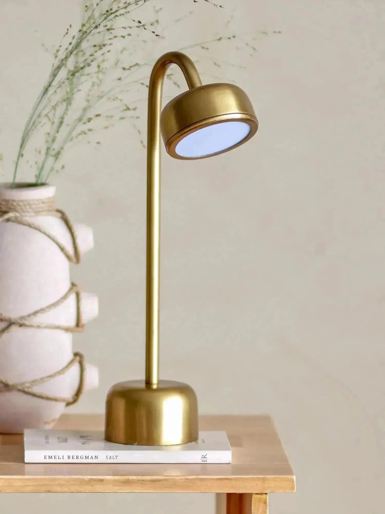 Die Nico tragbare Lampe von Bloomingville aus Messing ist wiederaufladbar, stilvoll und aus hochwertigem Metall gefertigt.