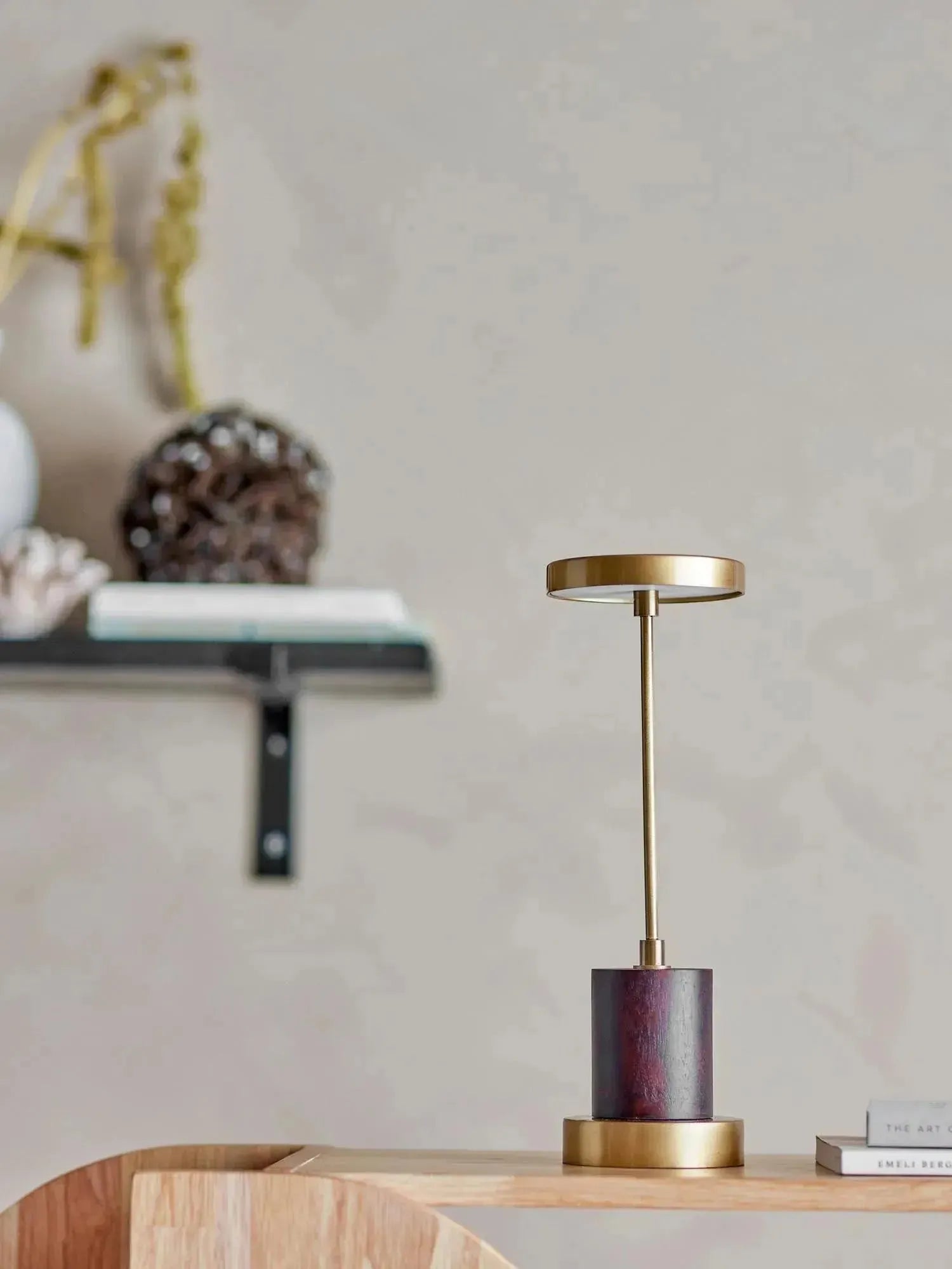 Elegante, tragbare Lampe aus Metall mit Messingakzenten, dimmbar und wiederaufladbar, ideal für flexible Beleuchtung.