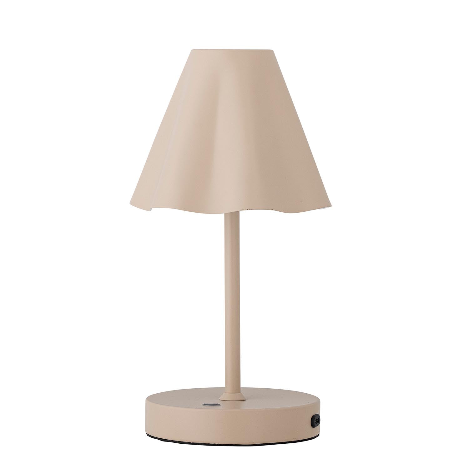 Die Lianna Lampe von Bloomingville: tragbar, wiederaufladbar, elegantes Design, hochwertiges Metall, vielseitig einsetzbar.