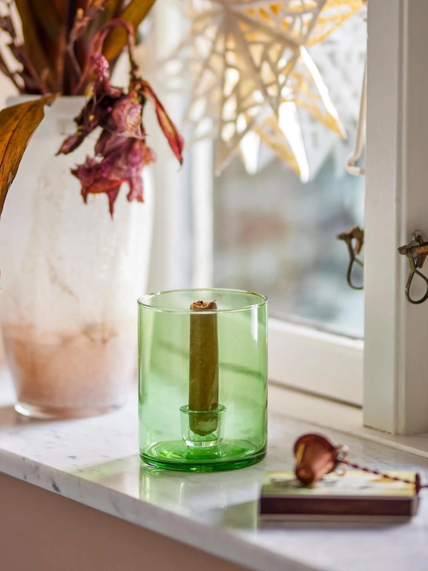 Eleganter Kerzenhalter aus grünem, recyceltem Glas, der Nachhaltigkeit und Stil in Ihr Zuhause bringt.