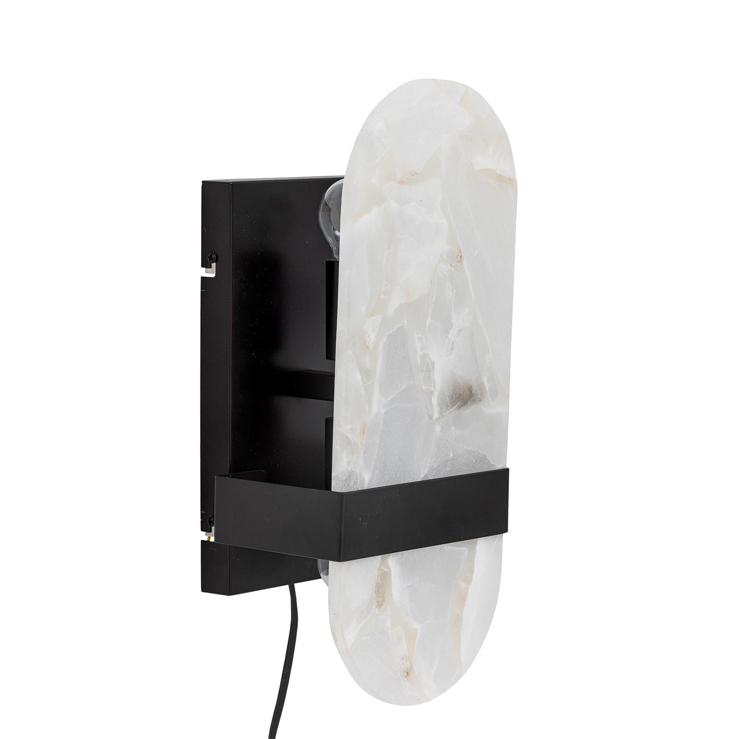 Die Taco Wandleuchte von Bloomingville kombiniert schwarzes Metall mit edlem Alabaster für stilvolle Beleuchtung.