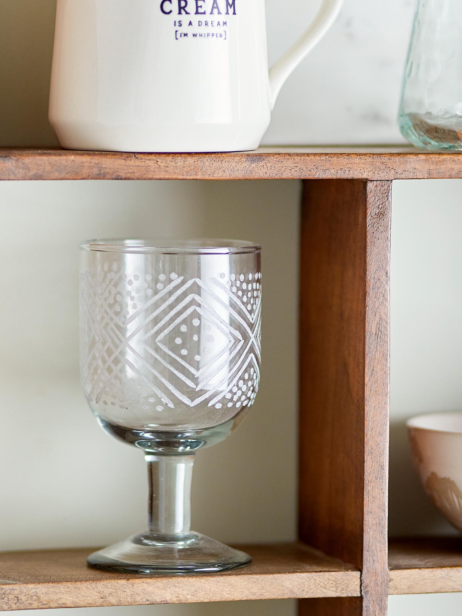 Das Kiyomi Weinglas aus klarem, recyceltem Glas von Creative Collection vereint Eleganz und Umweltbewusstsein für stilvolle Momente.
