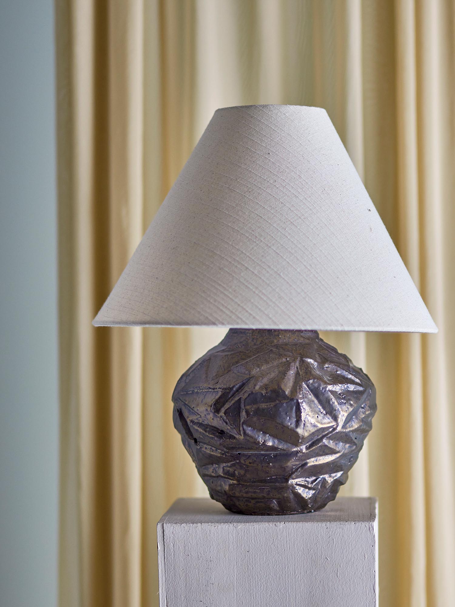 Die Carolla Tischlampe von Bloomingville aus braunem Steingut kombiniert Eleganz und Funktionalität für ein stilvolles Ambiente.