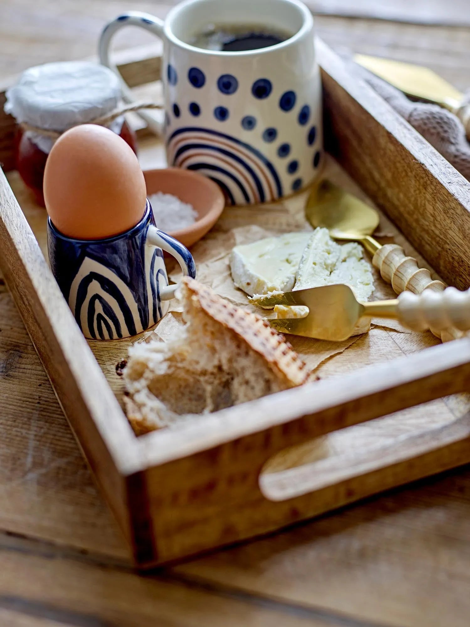 Elegantes Mangoholz-Tablett mit Fischgrätmuster, ideal für stilvolles Servieren und Dekorieren.