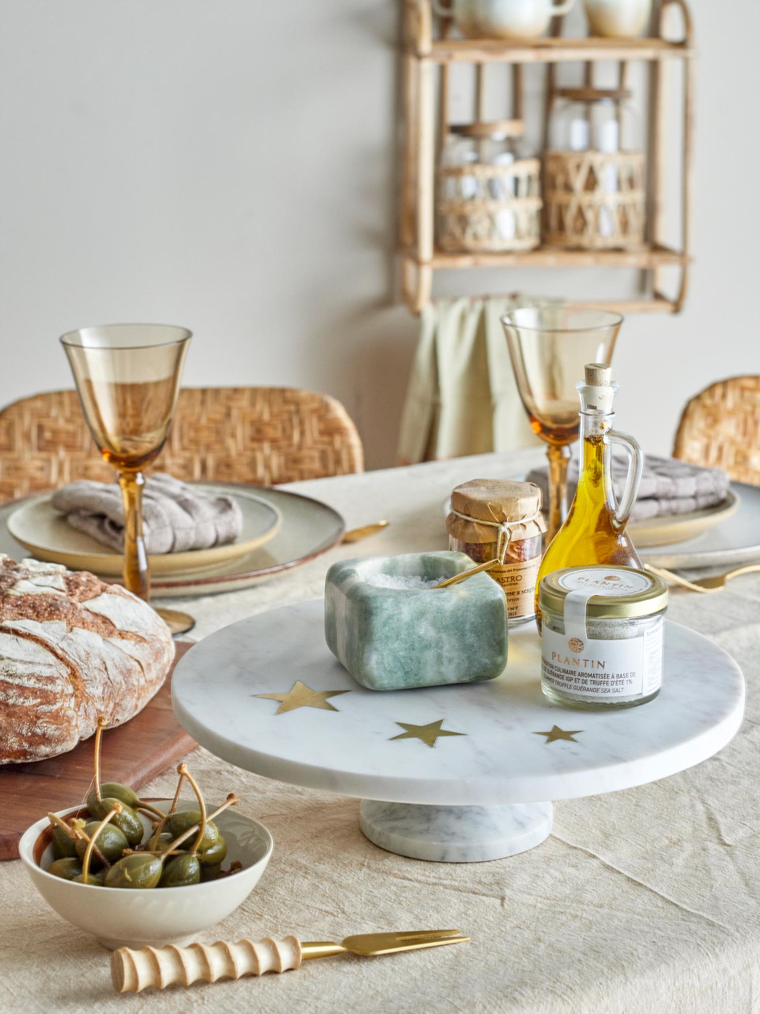 Eleganter Fenya Star Kuchenteller aus weißem Marmor von Bloomingville, ideal für stilvolles Servieren und Dekorieren.