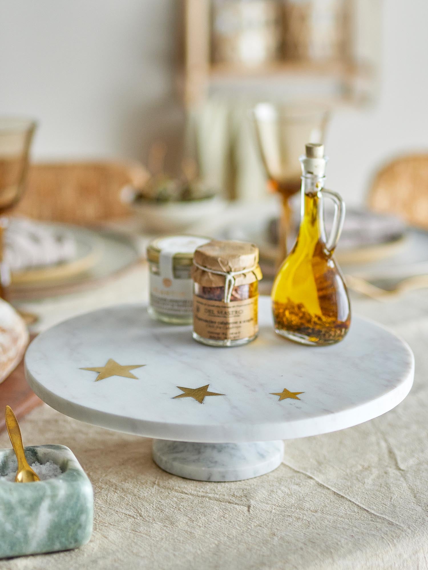 Stilvoller Kuchenteller Fenya Star aus weißem Marmor von Bloomingville, perfekt für elegantes Servieren und Dekorieren.
