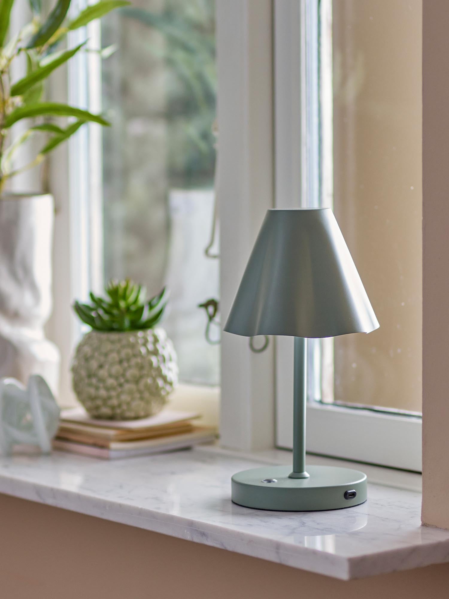 Die Lianna Lampe von Bloomingville ist eine tragbare, wiederaufladbare Metalllampe in Grün, perfekt für flexible Beleuchtung.