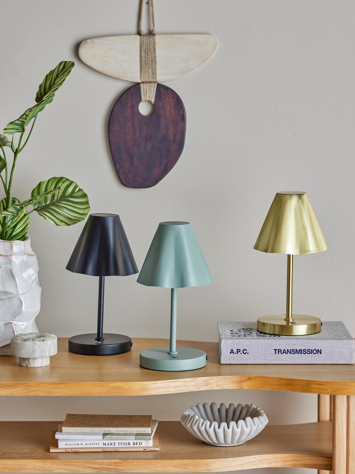Die Lianna Lampe von Bloomingville ist eine tragbare, wiederaufladbare Metalllampe in Schwarz, ideal für stilvolle Beleuchtung.