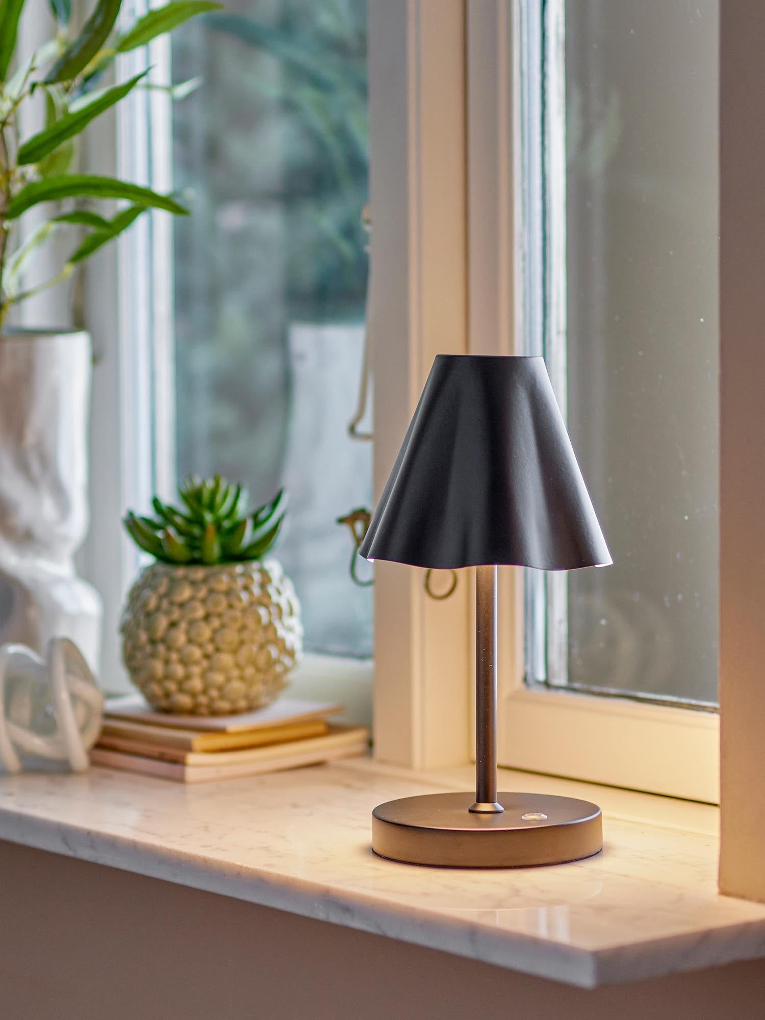 Die tragbare Lianna Lampe von Bloomingville aus schwarzem Metall ist wiederaufladbar und bietet elegante Beleuchtung für jeden Raum.