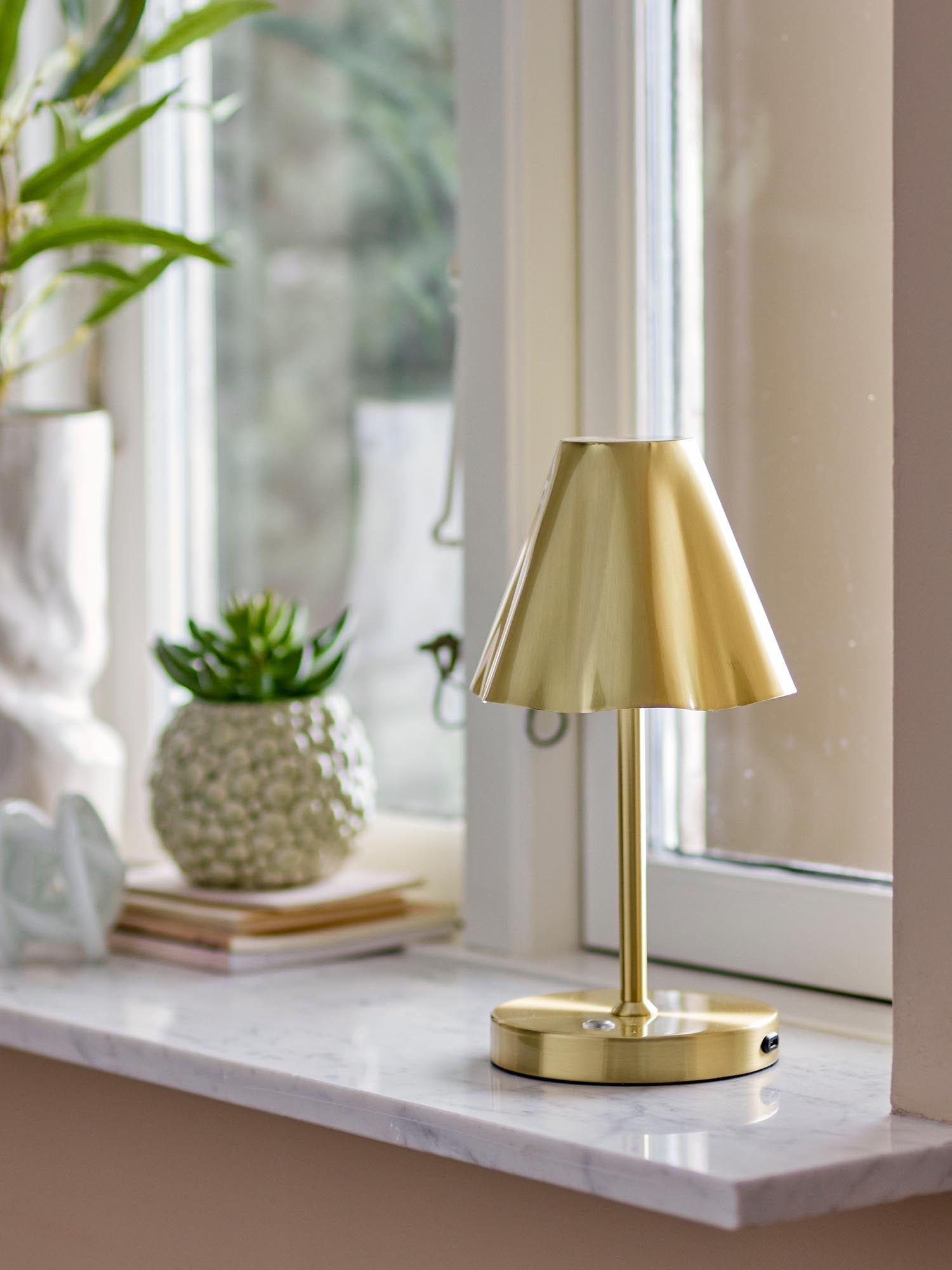 Die tragbare Lianna Lampe von Bloomingville aus Messing ist wiederaufladbar und bietet elegante Beleuchtung für jeden Raum.