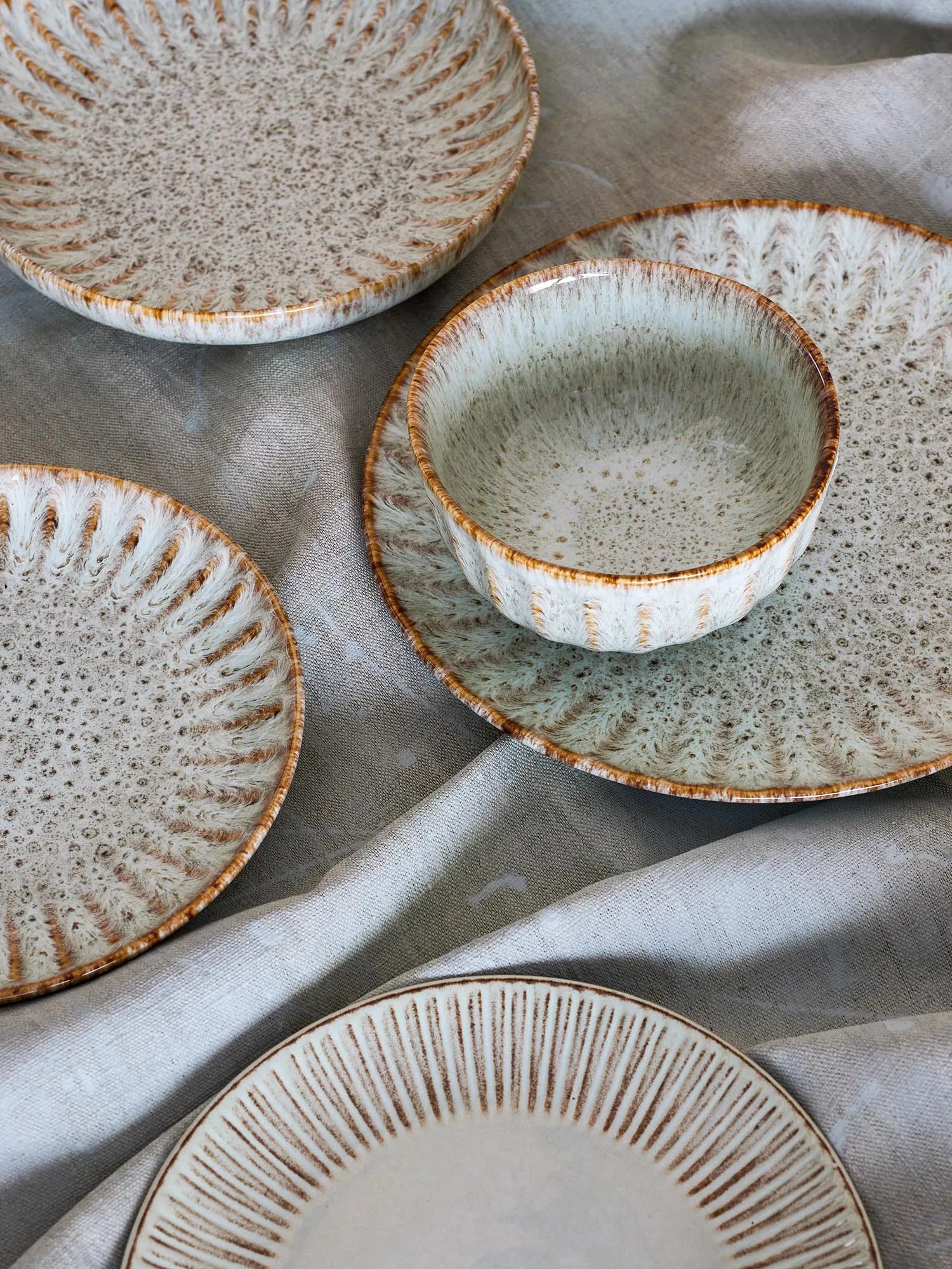 Fleur Teller aus natürlichem Steingut von Creative Collection, perfekt für elegante und moderne Tischarrangements.