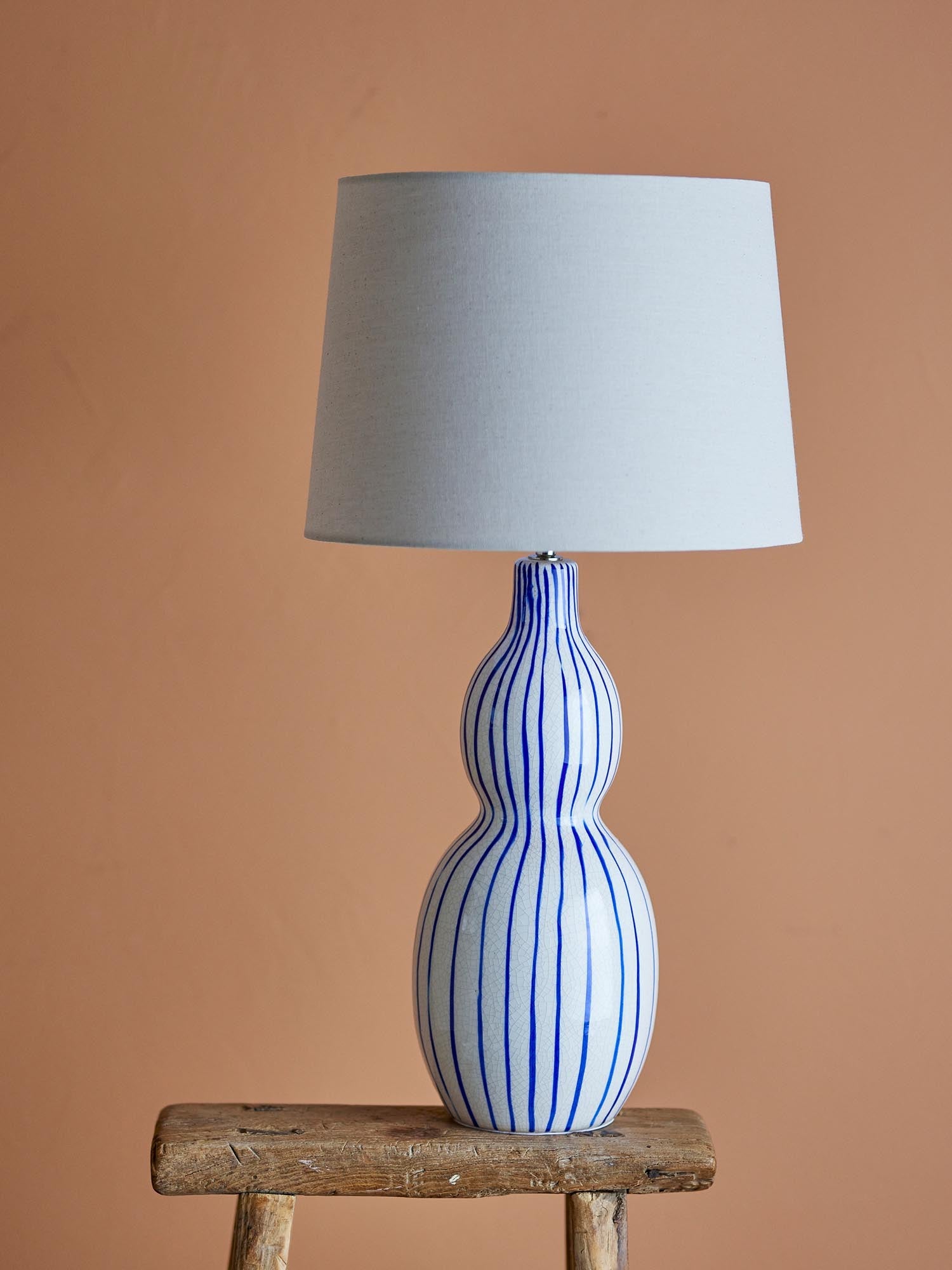 Die Gavisa Tischlampe in Blau aus Steingut von Creative Collection vereint stilvolles Design mit hochwertiger Verarbeitung.