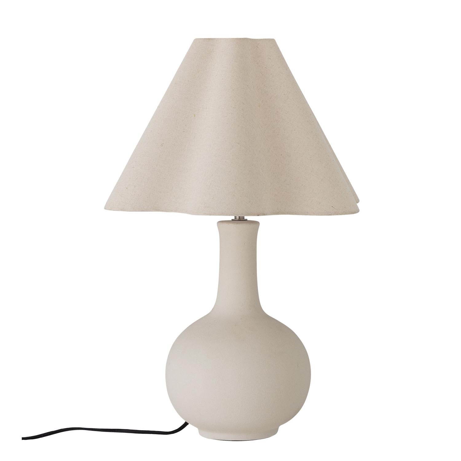 Die Heide Tischlampe von Bloomingville vereint skandinavisches Design, langlebiges Steingut und zeitlose Eleganz in Weiss.